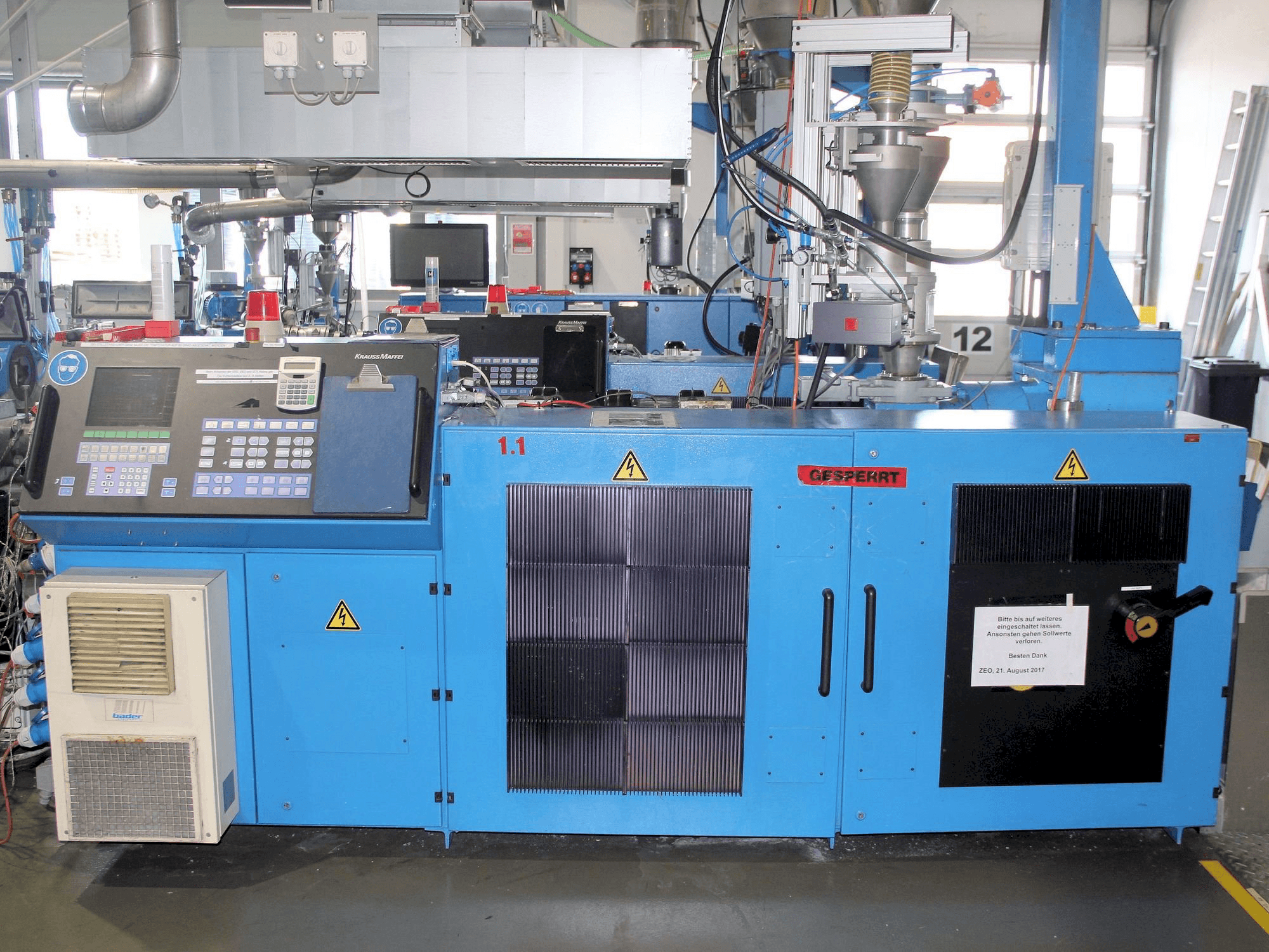 Čelní pohled na Krauss Maffei KME 1-75-30 B stroj