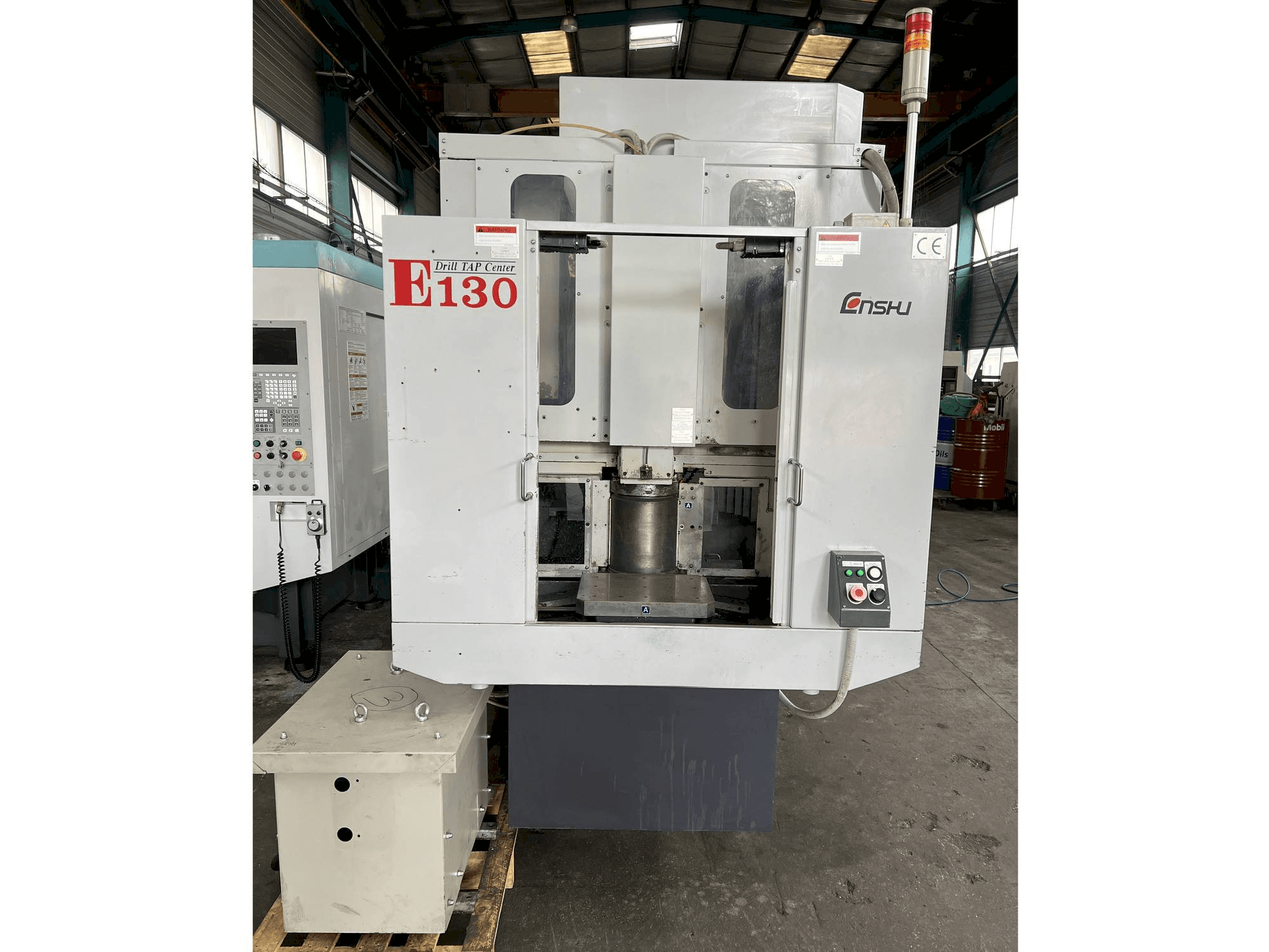 Čelní pohled na Enshu E130 stroj