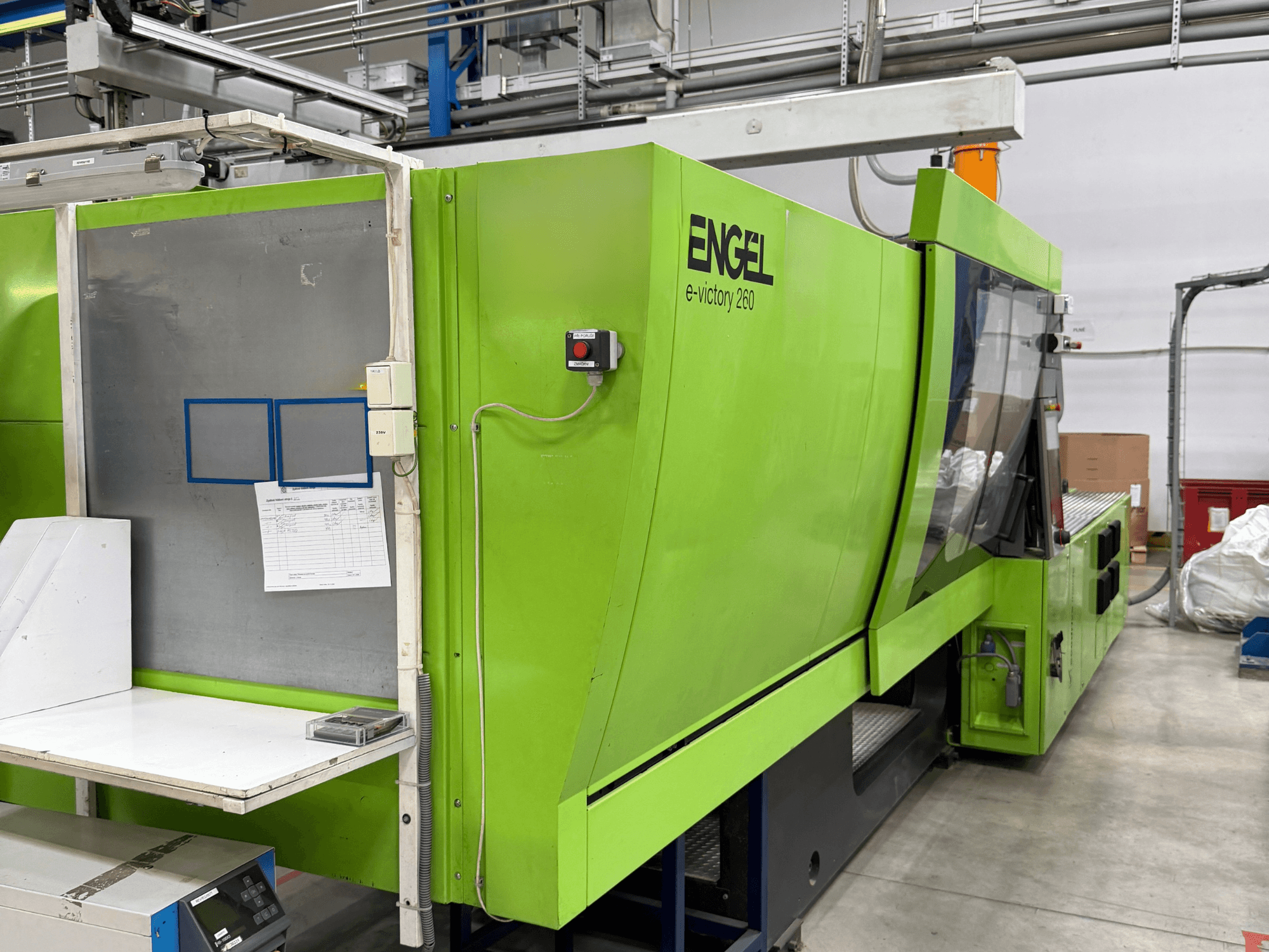 Elektrický vstřikovací stroj Green Engel e-victory 260 z bočního pohledu, s ovládacím panelem a pracovní plochou.