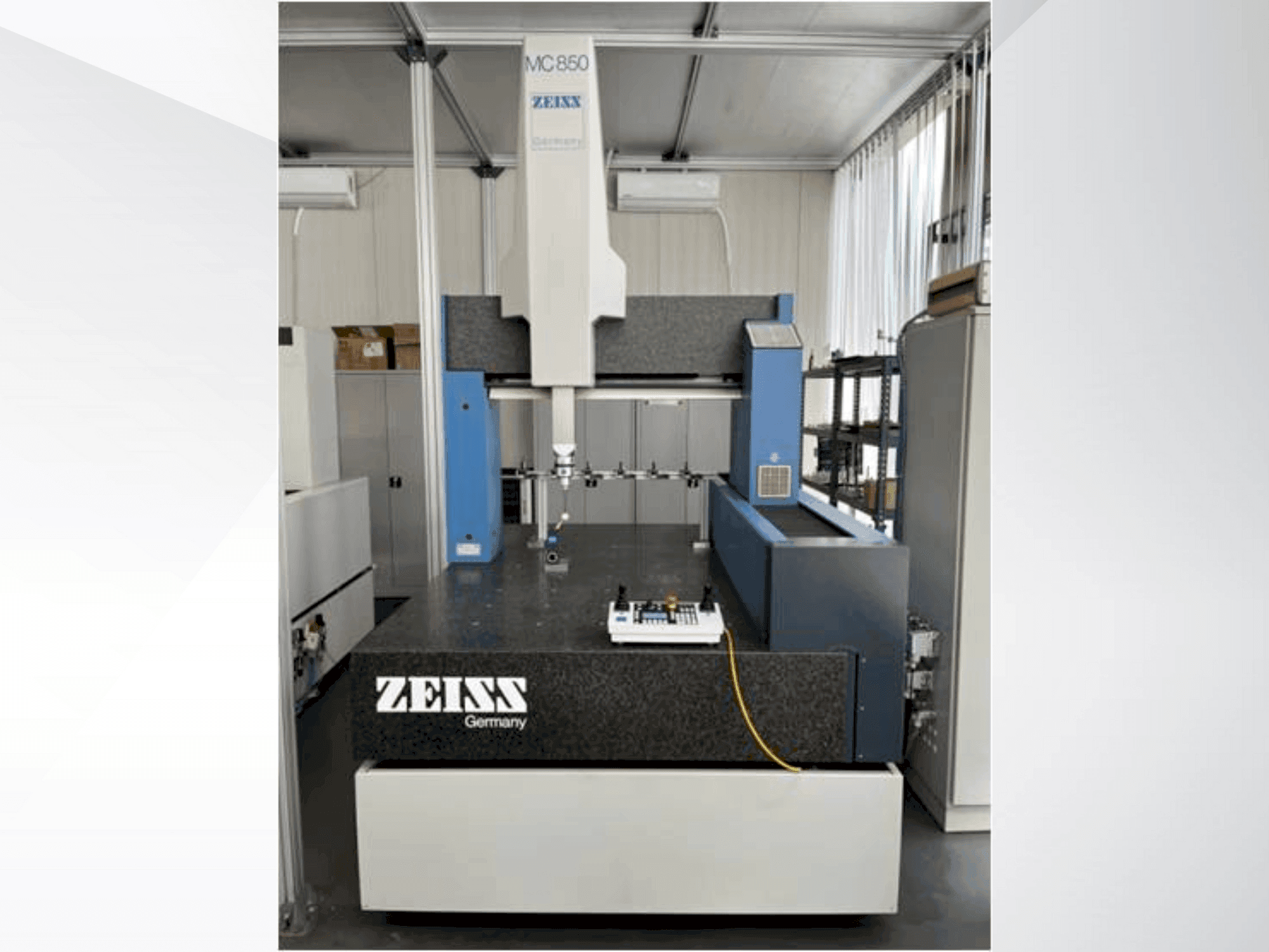 Čelní pohled na ZEISS MC 850 stroj