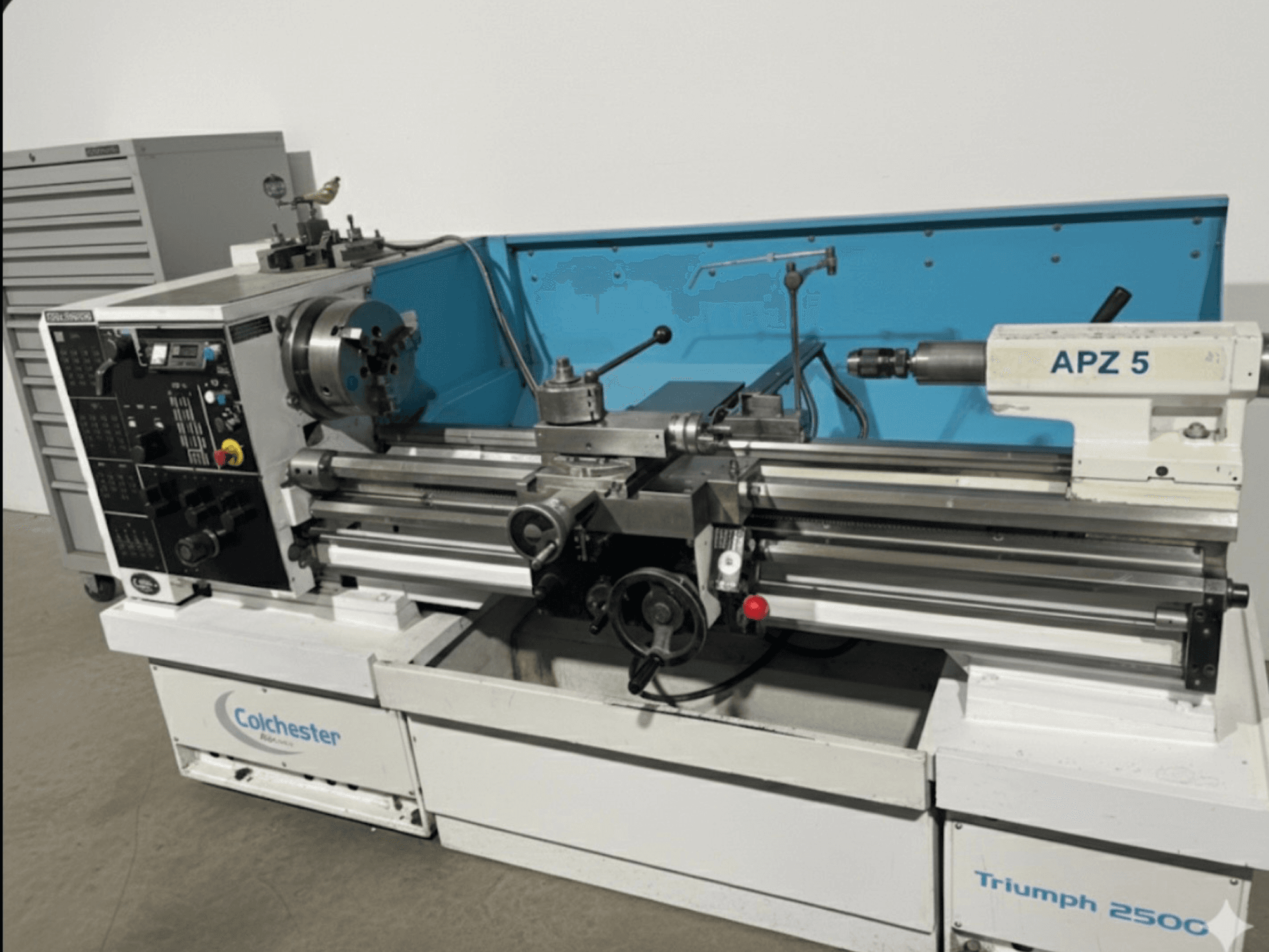 Soustruh Colchester Triumph 250C, pohled zepředu, s nástavcem APZ 5 a ovládacím panelem s číselníky a tlačítky.