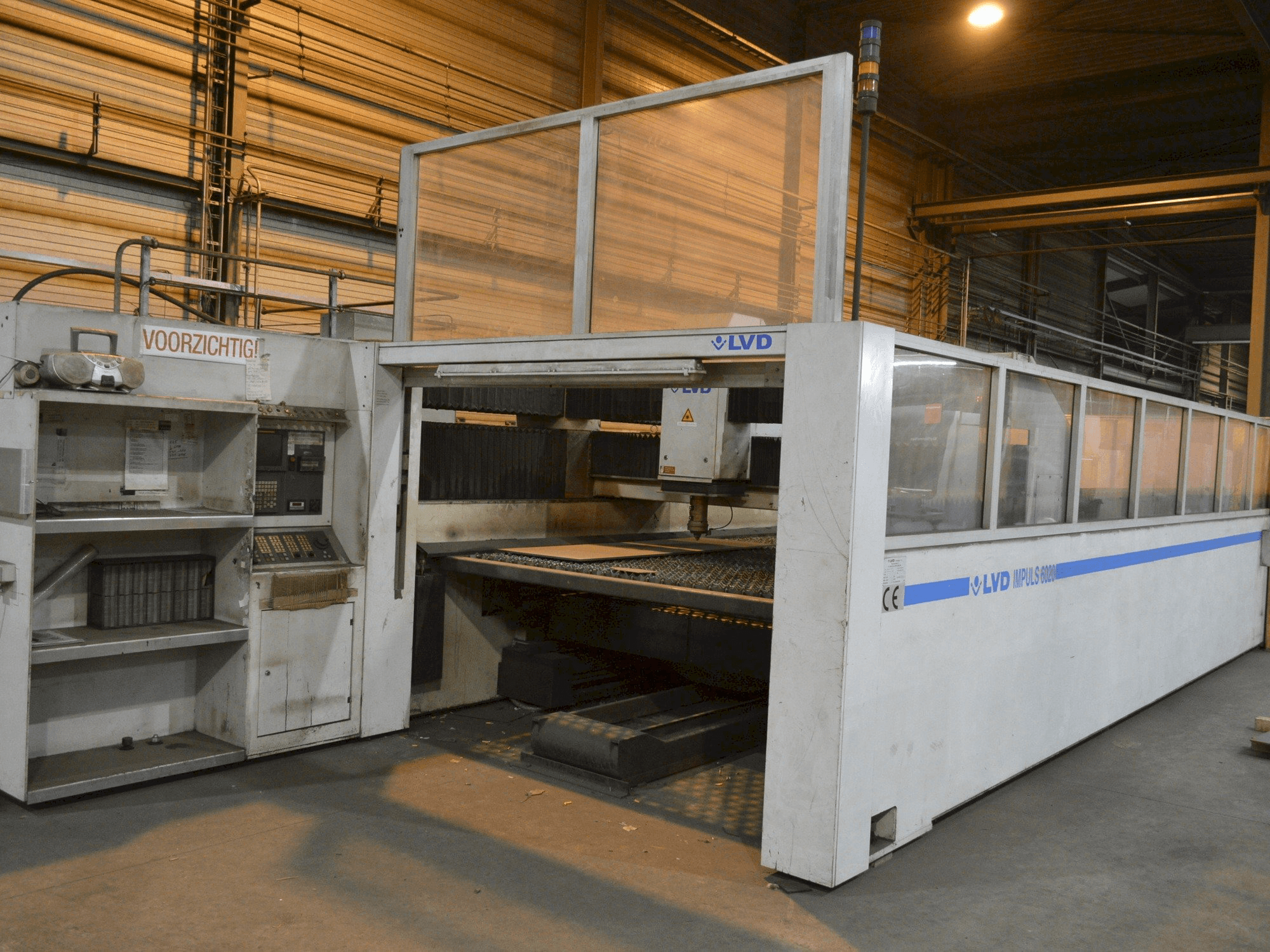 Čelní pohled na LVD IMPULS 6020 stroj