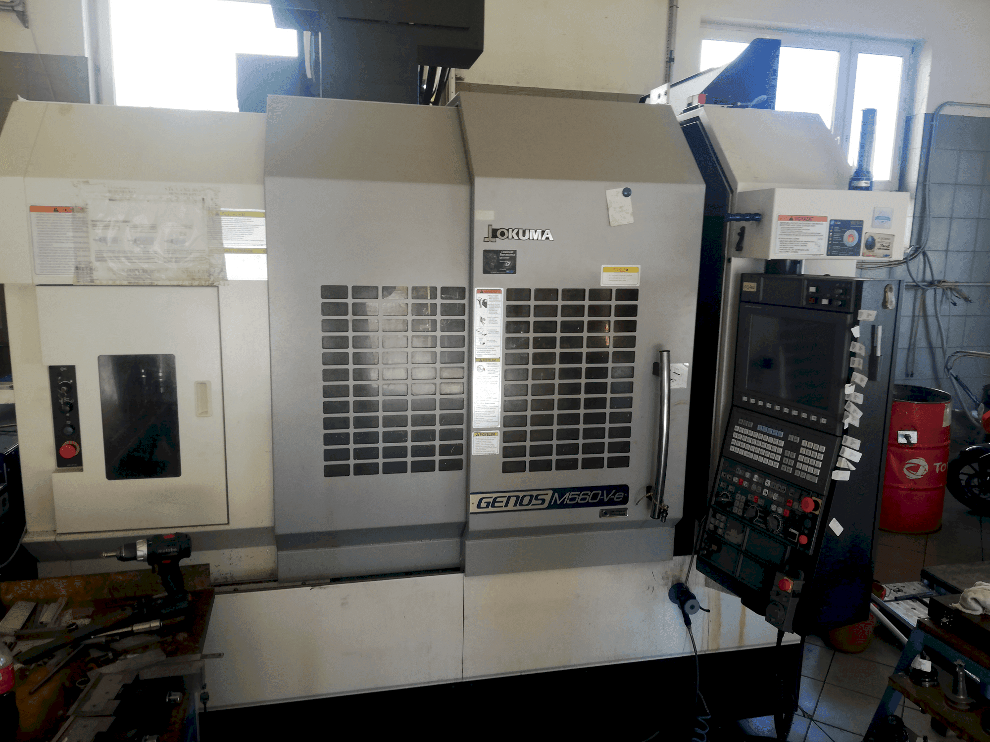 Čelní pohled na Okuma GENOS M560V-e stroj