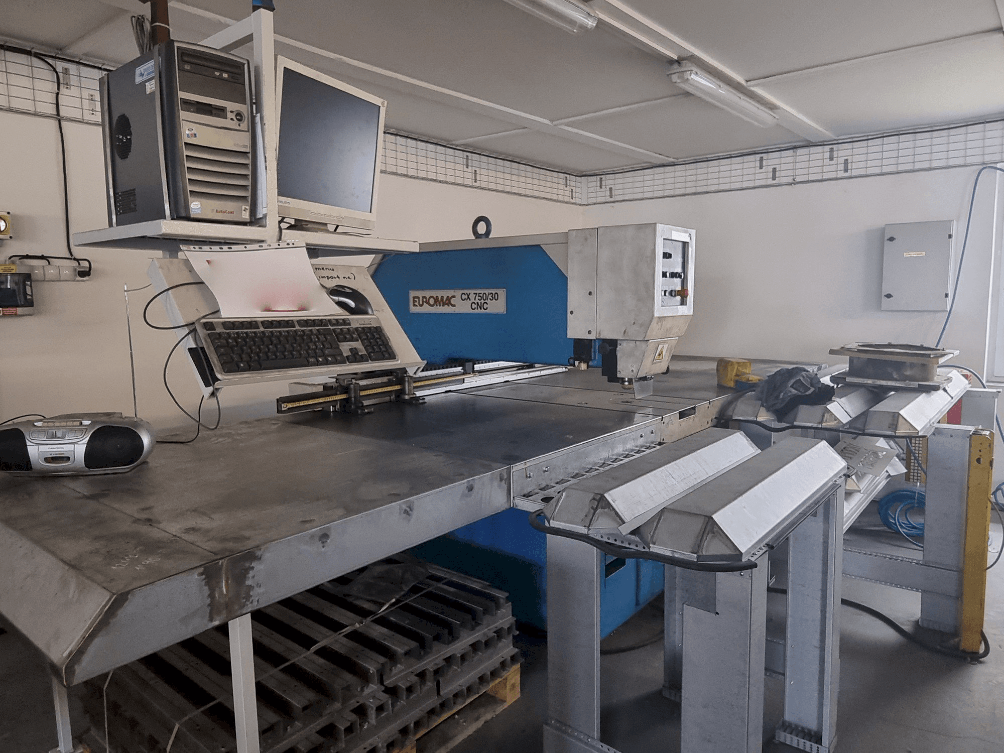 Čelní pohled na Euromac CX 750/30 CNC stroj