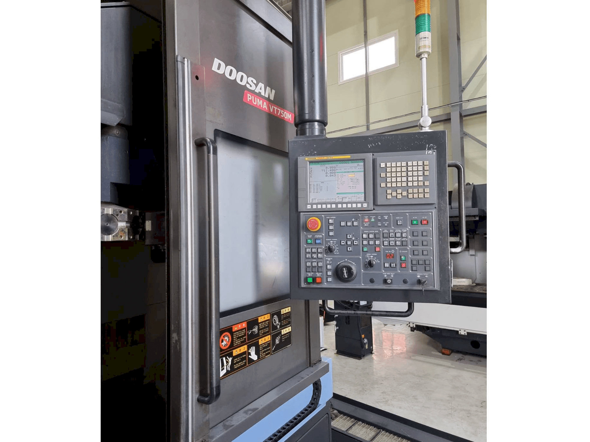 Levý boční pohled na Doosan Puma VT750M stroj