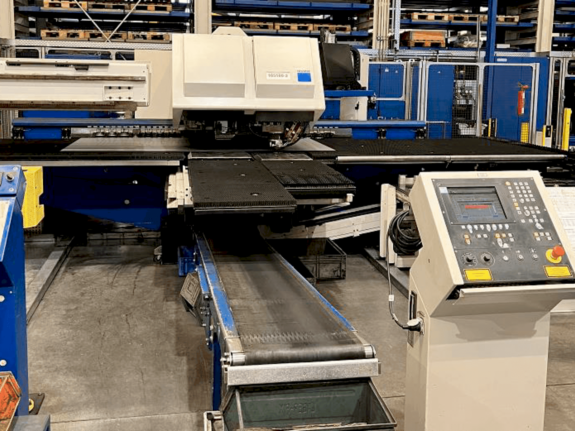 Čelní pohled na TRUMPF Trumatic 6000 L + Sheetmaster stroj