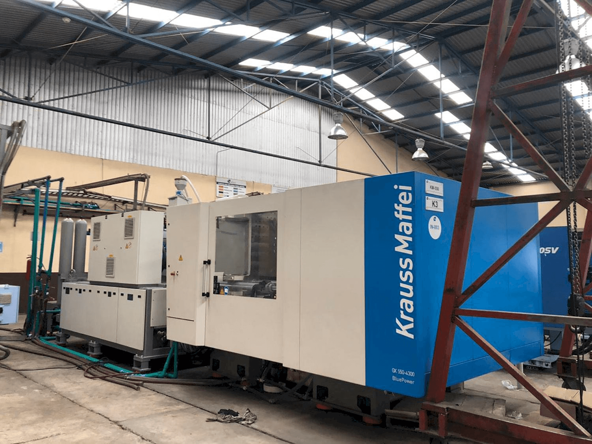 Čelní pohled na Krauss Maffei 550-4300 GX stroj