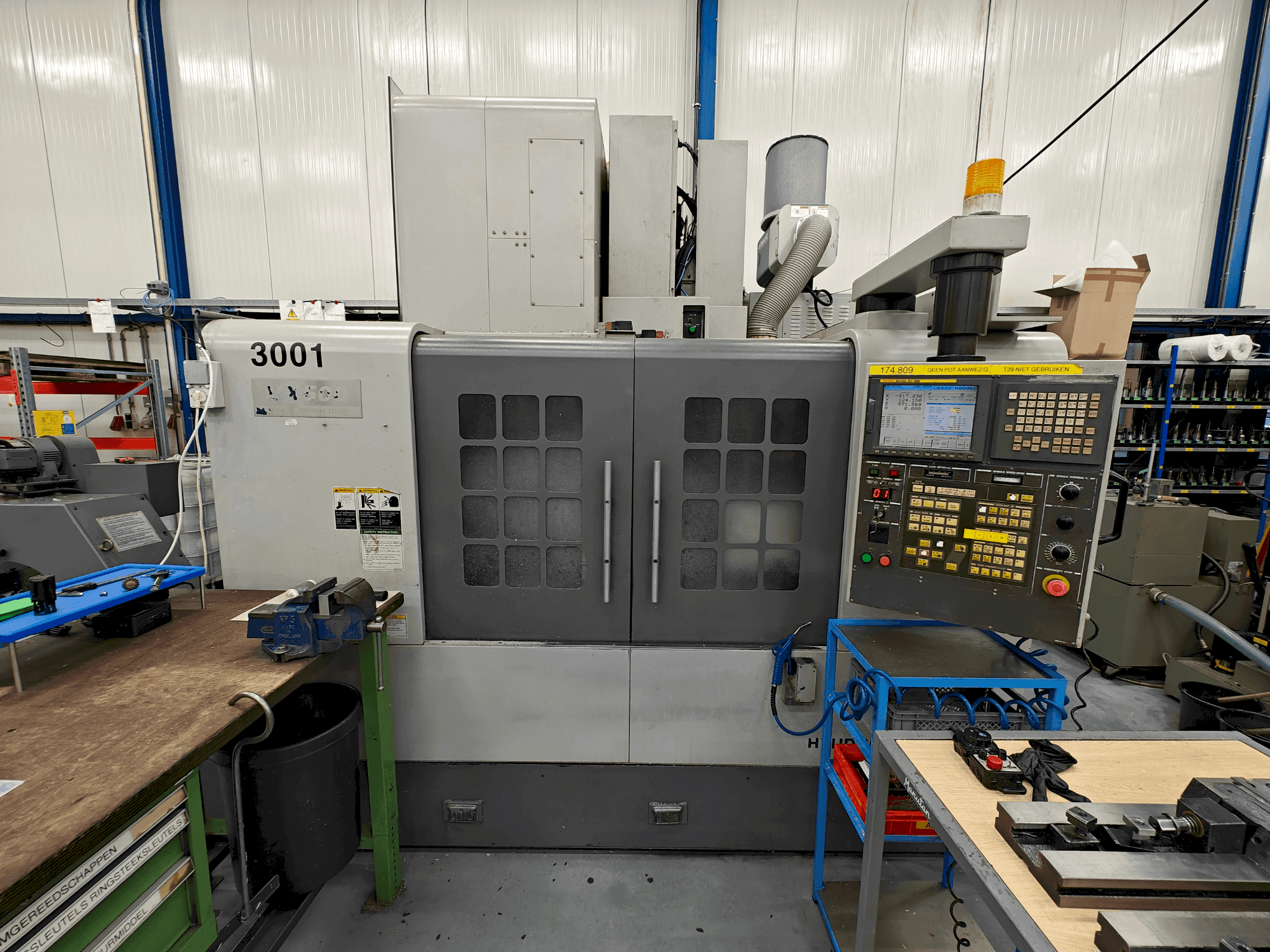 Čelní pohled na HYUNDAI KIA VX 500 stroj