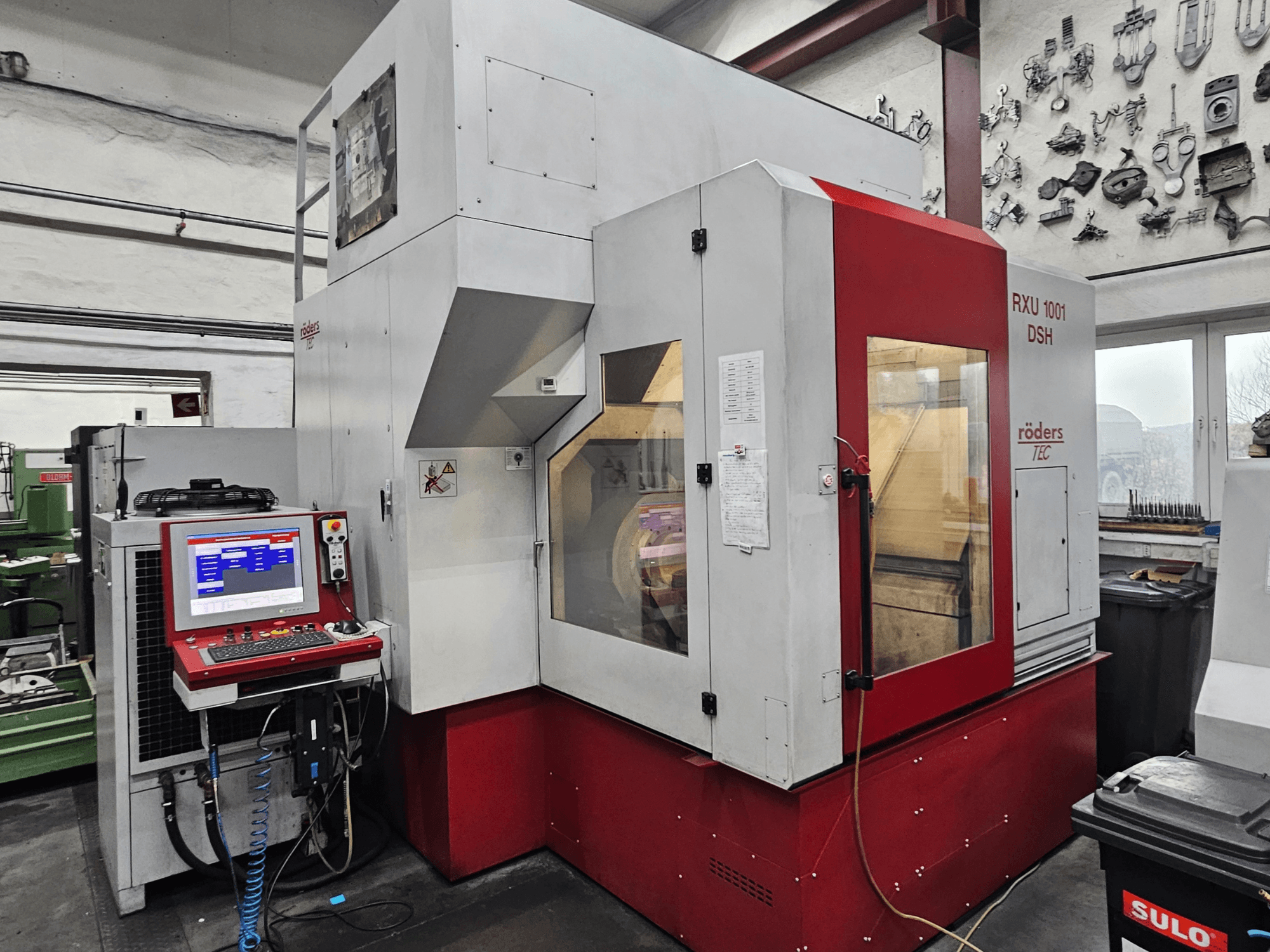 Vertikální obráběcí centrum RÖDERS RXU 1001 DSH, čelní pohled na ovládací panel a detaily stroje v dílenském prostředí.