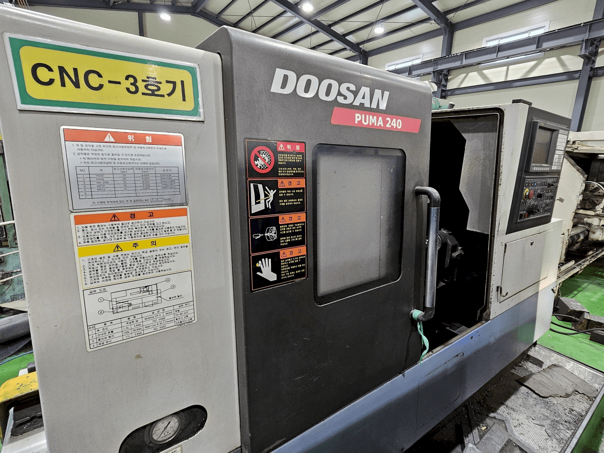 Čelní pohled na Doosan Puma 240 stroj