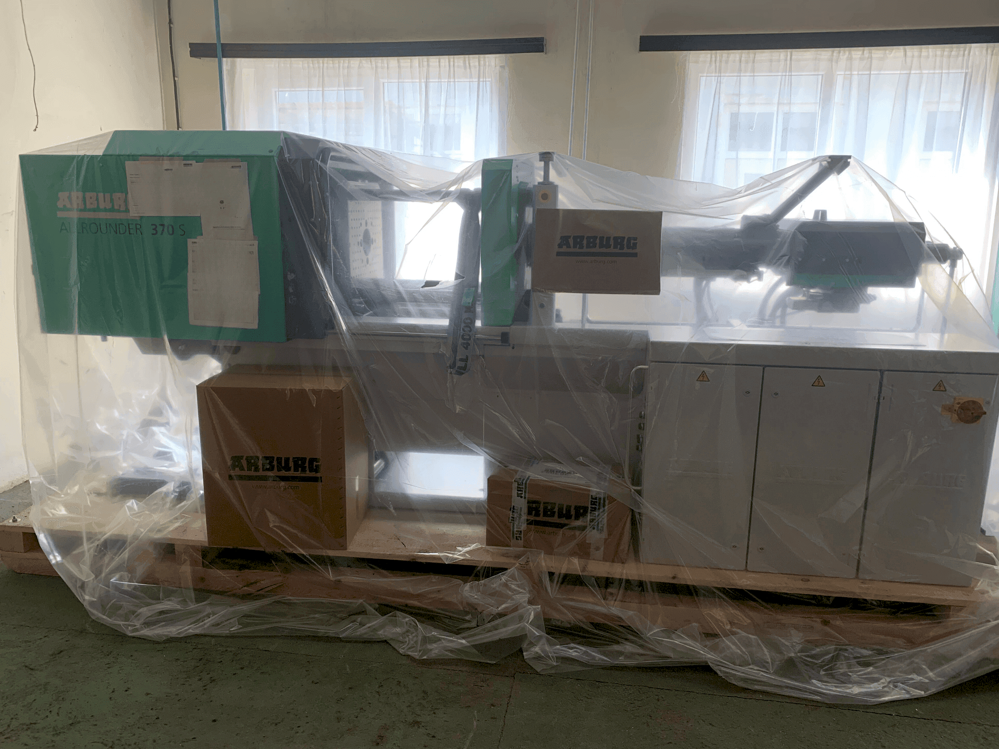 Čelní pohled na Arburg 370 S 600-290 U stroj