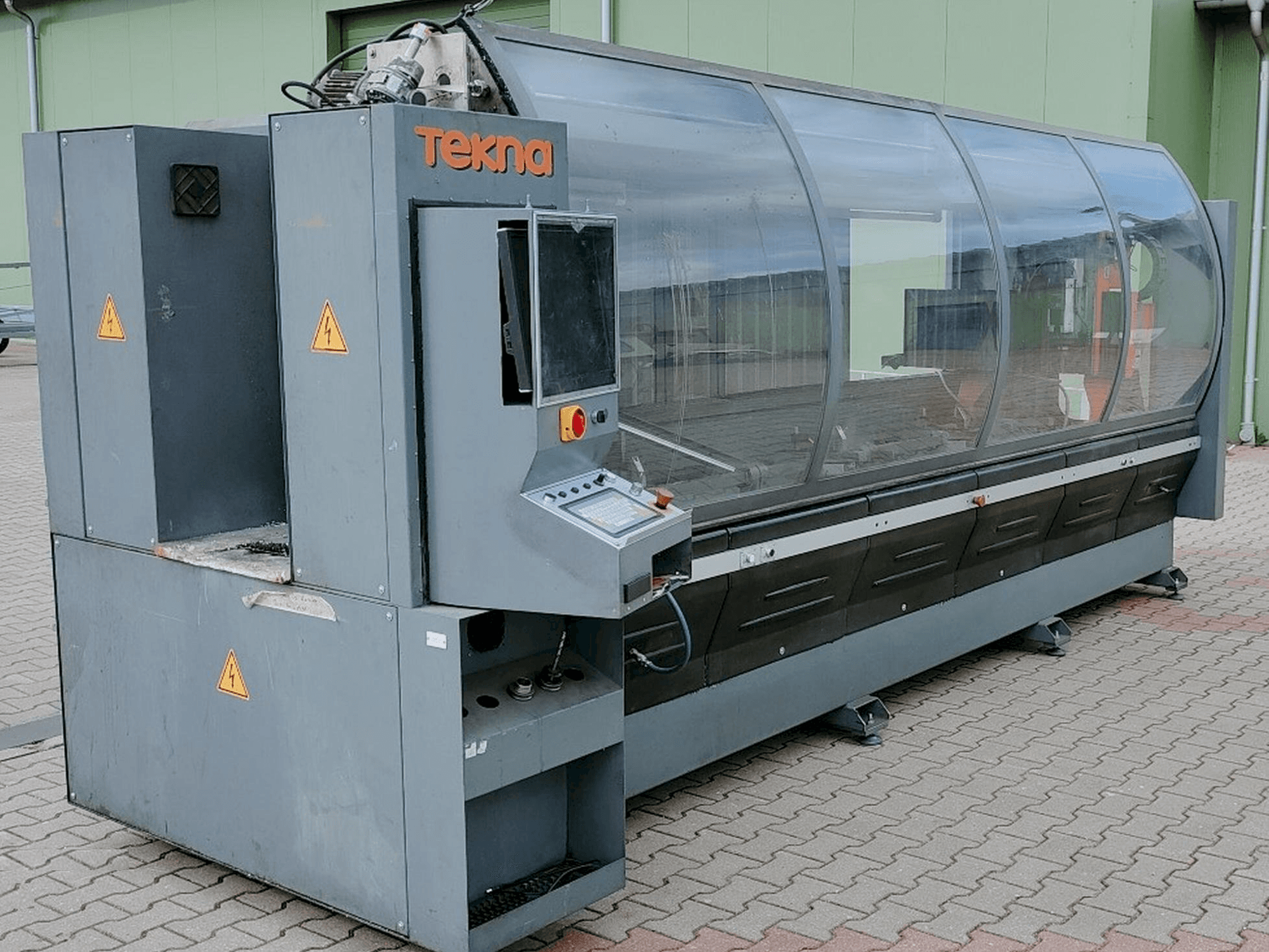 Čelní pohled na Tekna TK427-3 stroj