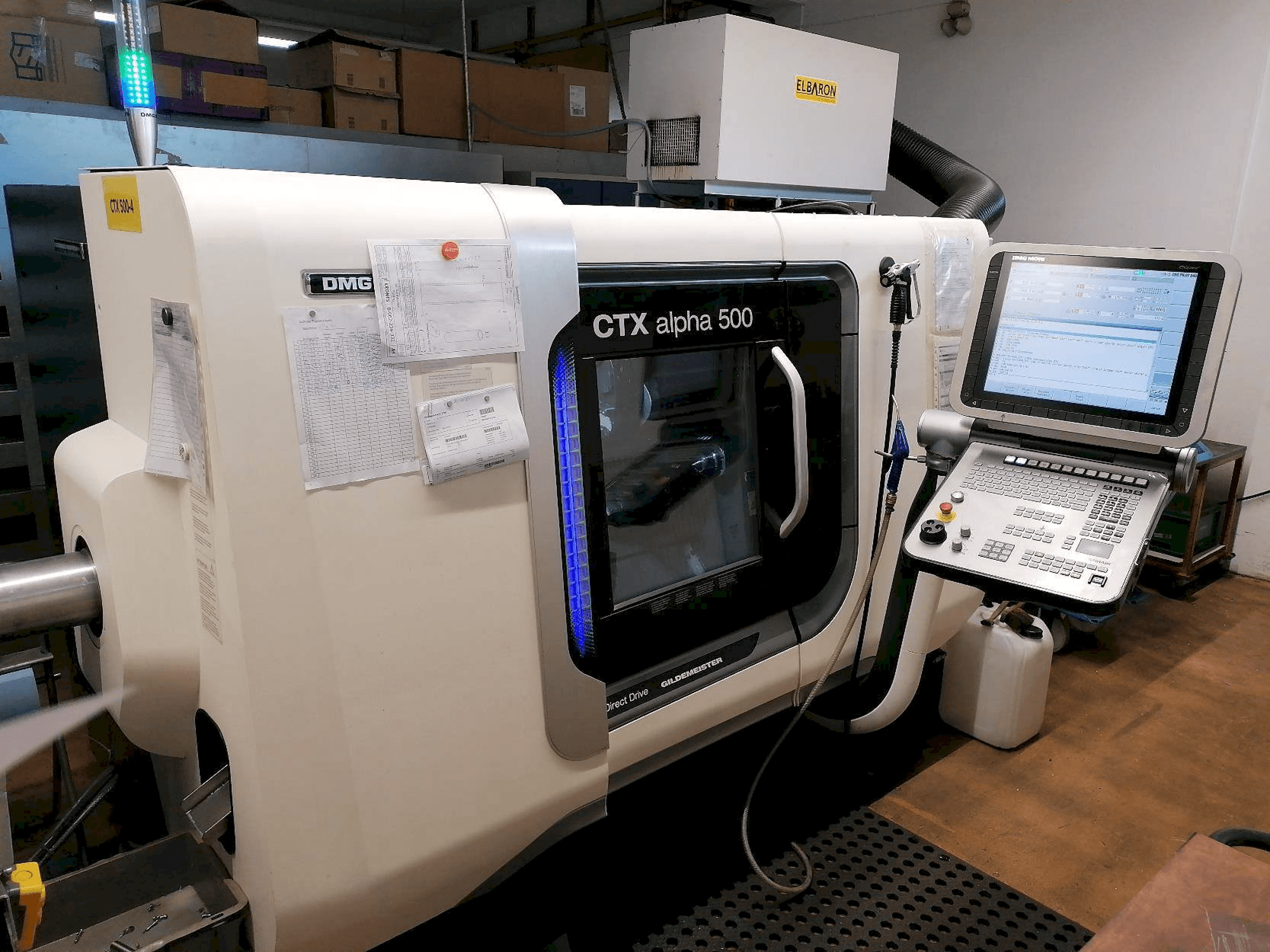 Čelní pohled na DMG CTX Alpha 500 stroj