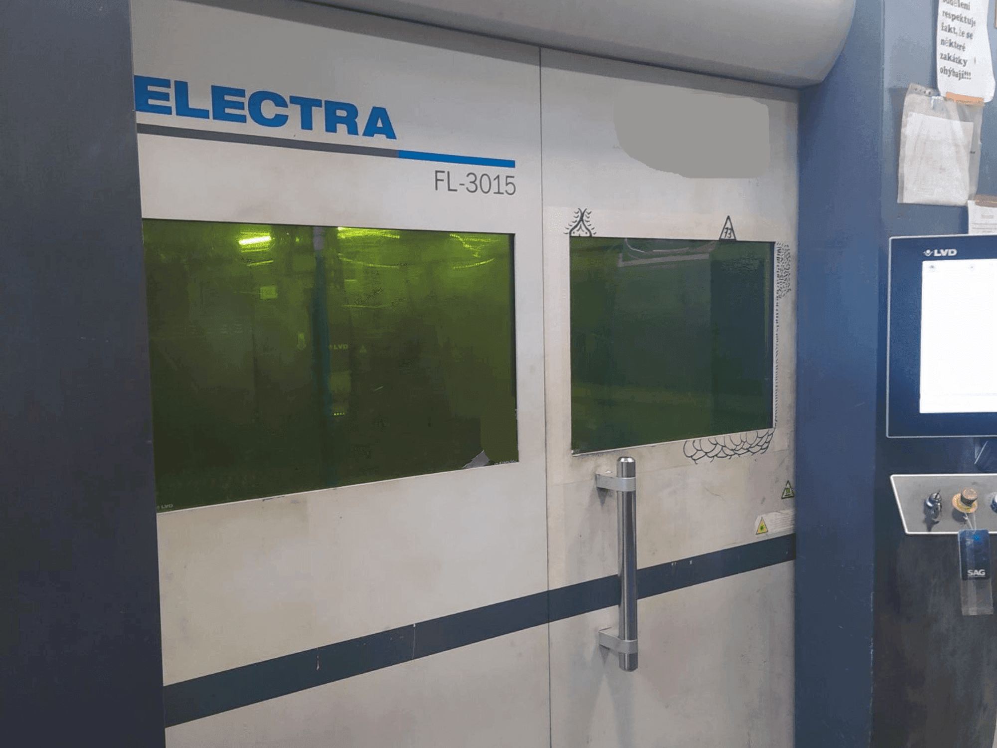 Čelní pohled na LVD ELECTRA FL-3015 stroj