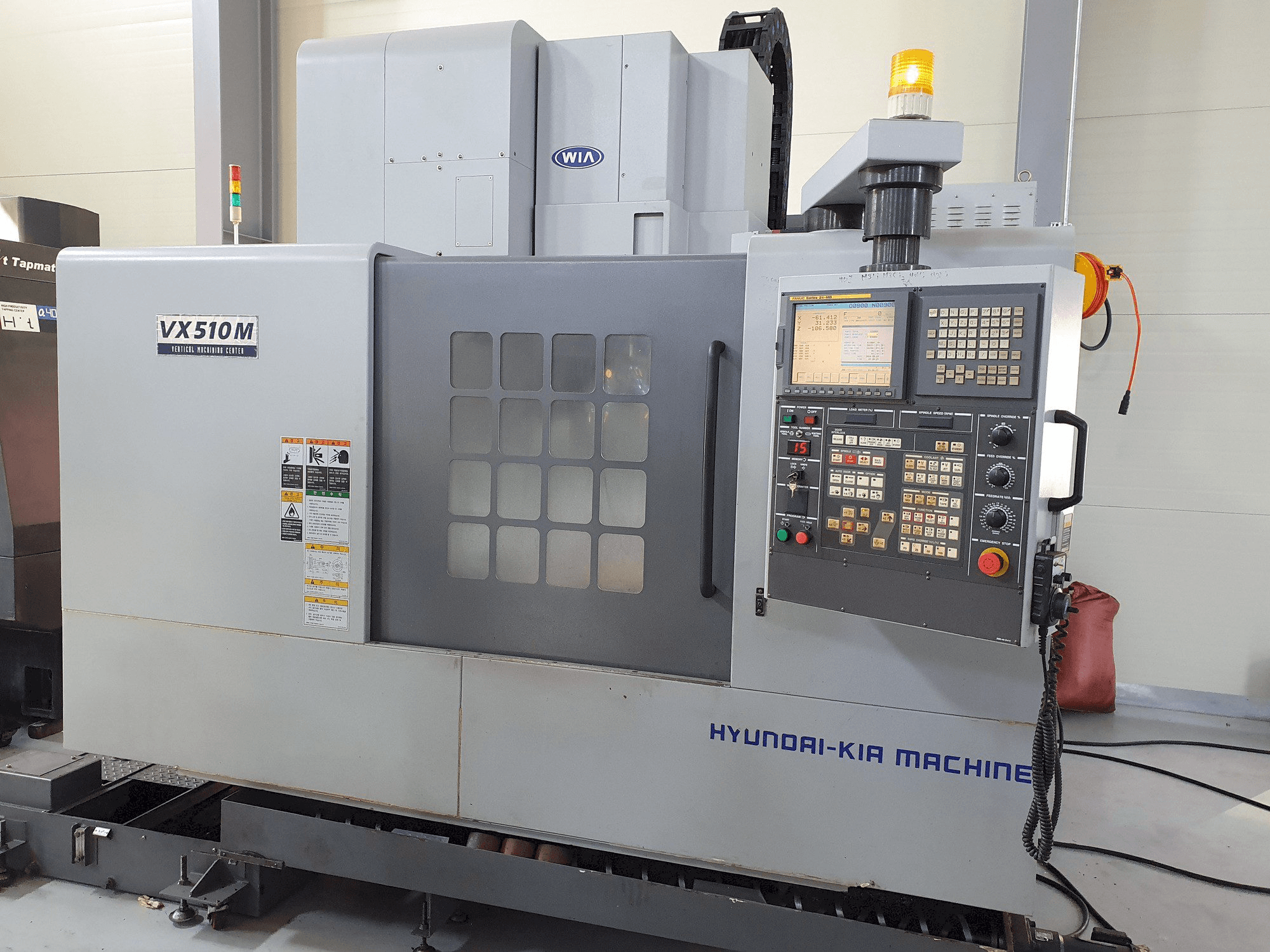 Čelní pohled na Hyundai Kia VX510M stroj