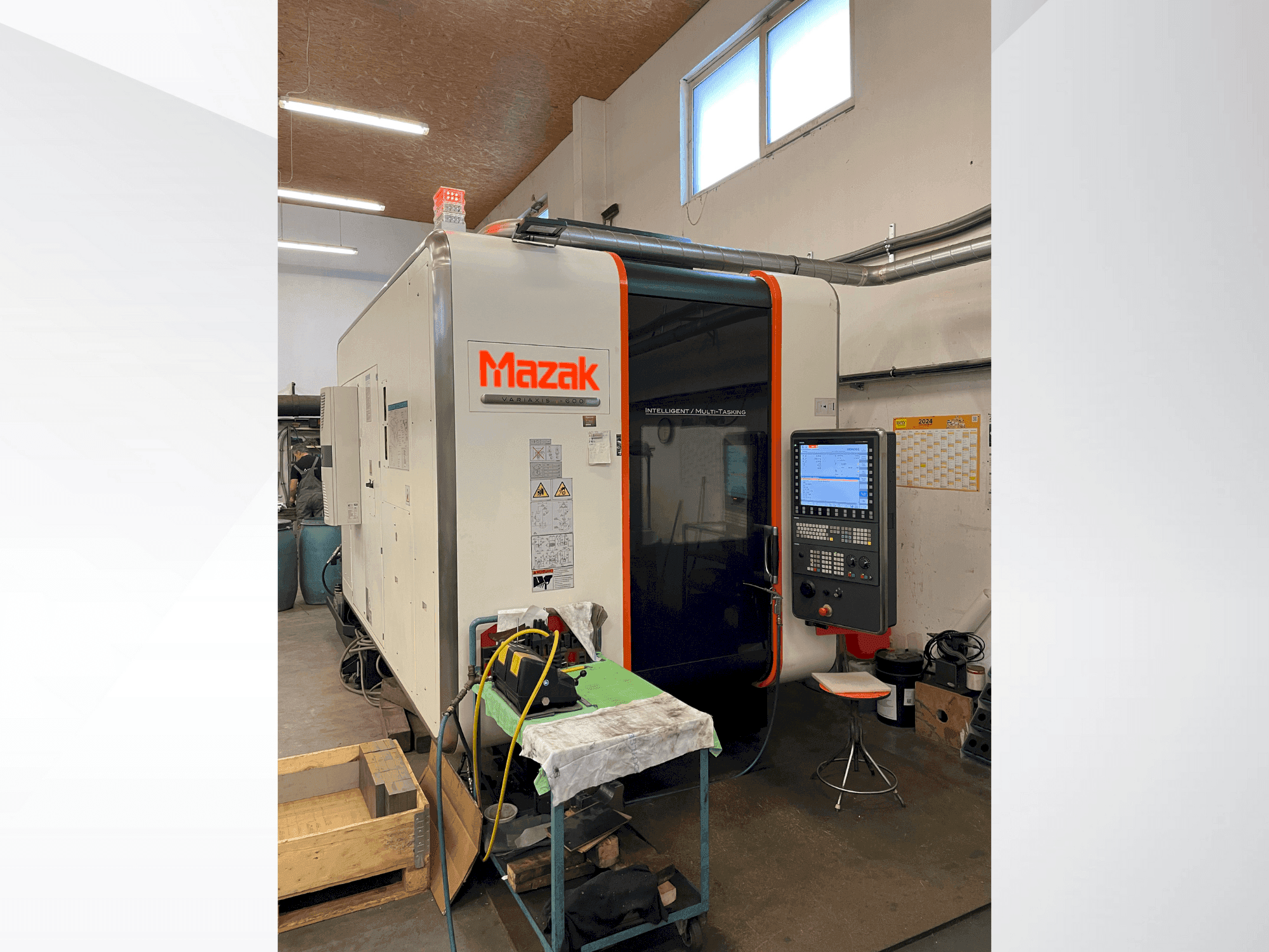 Čelní pohled na Mazak Variaxis i-600 stroj