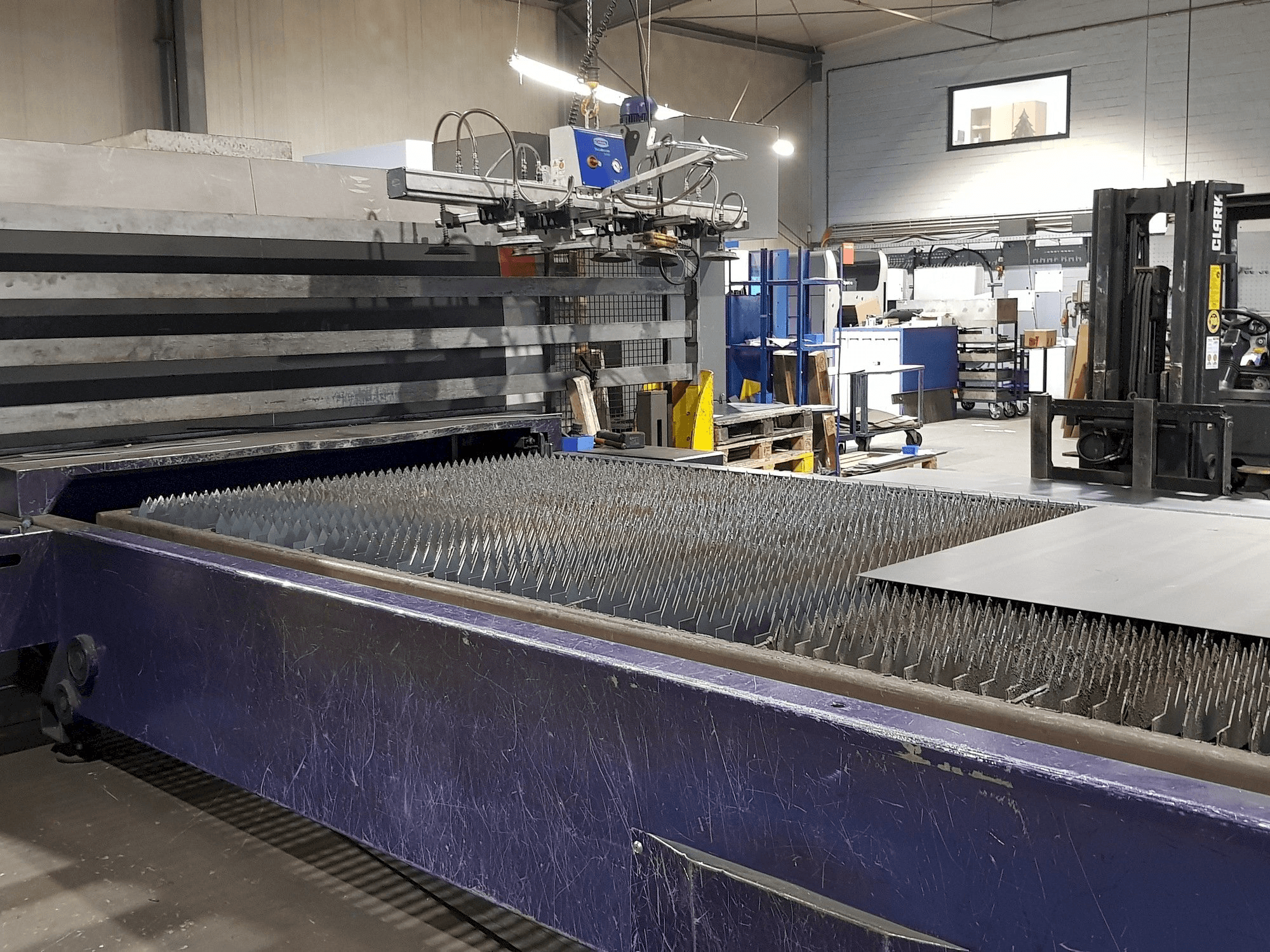 Čelní pohled na Bystronic Fiber 4000x2000 stroj
