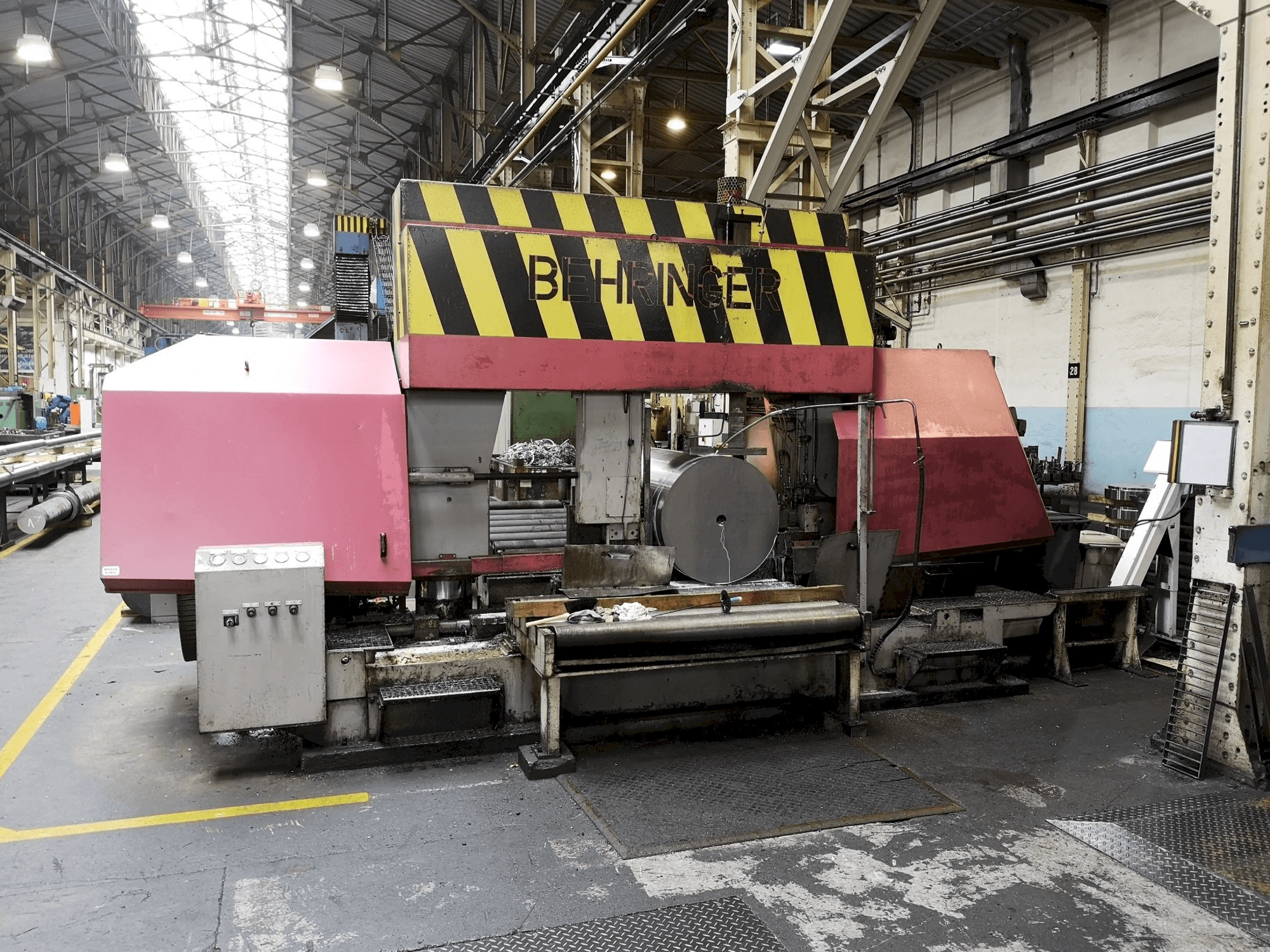 Čelní pohled na Behringer HBP1080/1700 A/CNC stroj