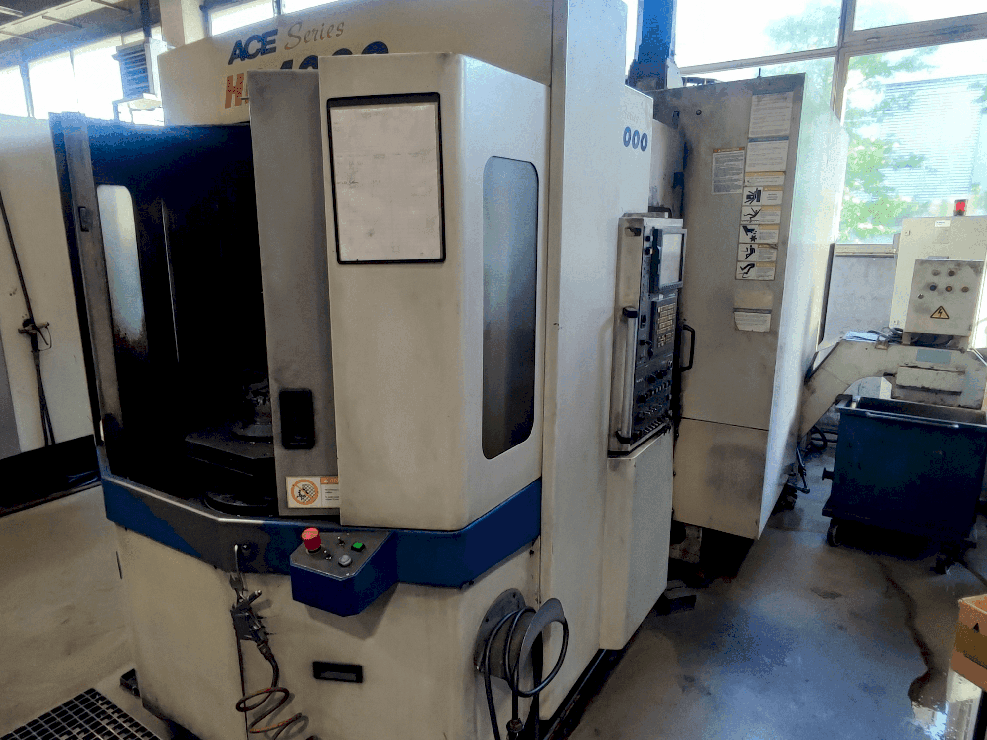 Čelní pohled na DAEWOO ACE HP 4000 stroj