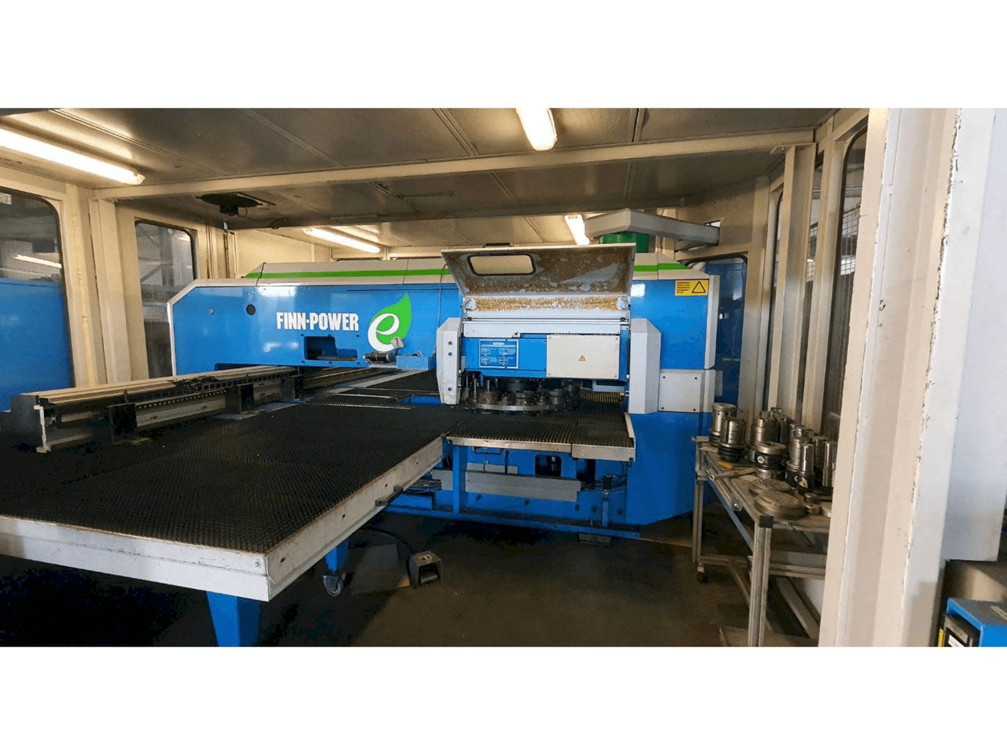 Čelní pohled na Finn-Power E5 SBV stroj