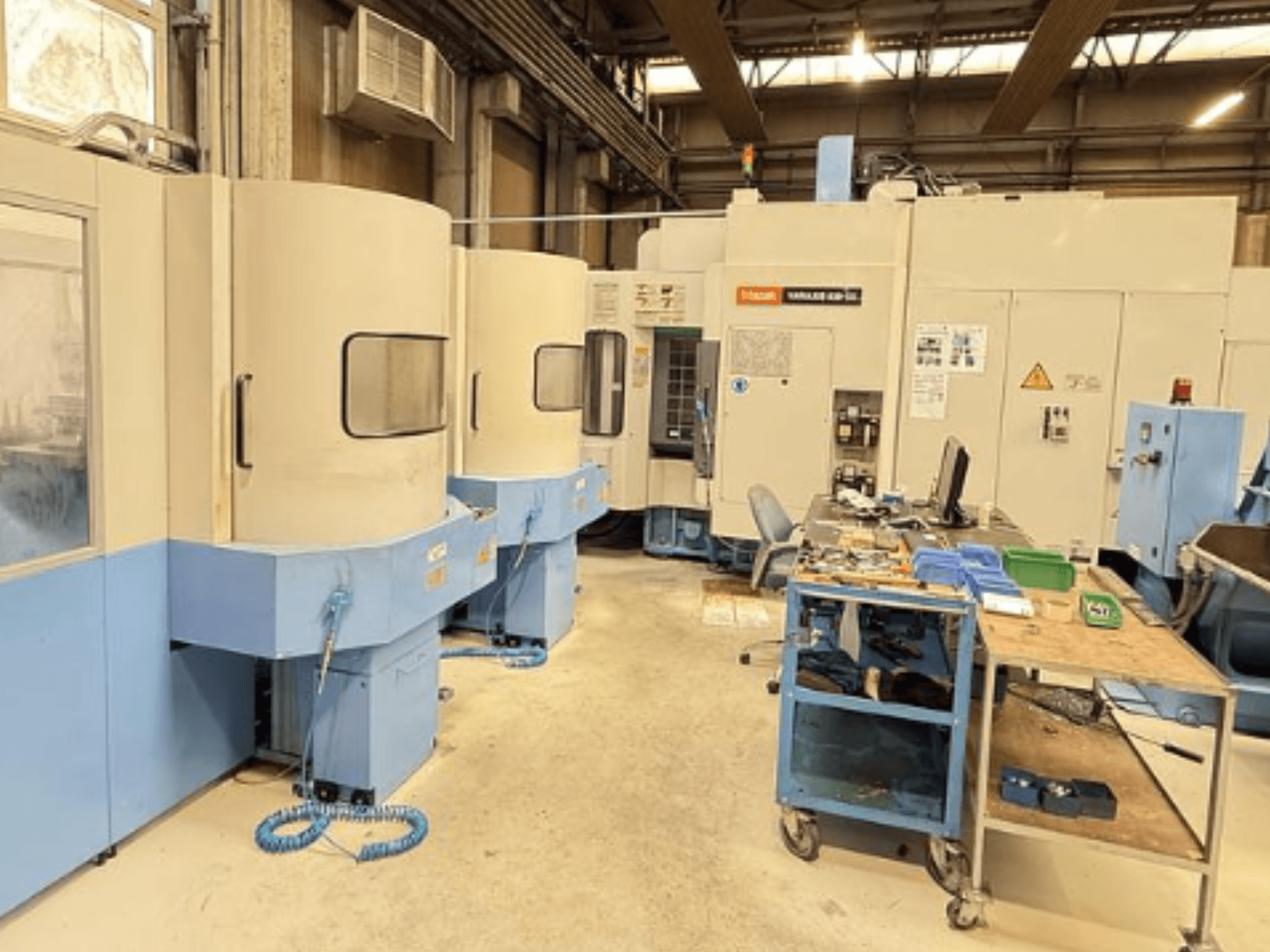 Vertikální obráběcí centrum Mazak Variaxis 630-5X v dílně, pohled zepředu ukazuje ovládací panel a prostor pro uložení nástrojů.