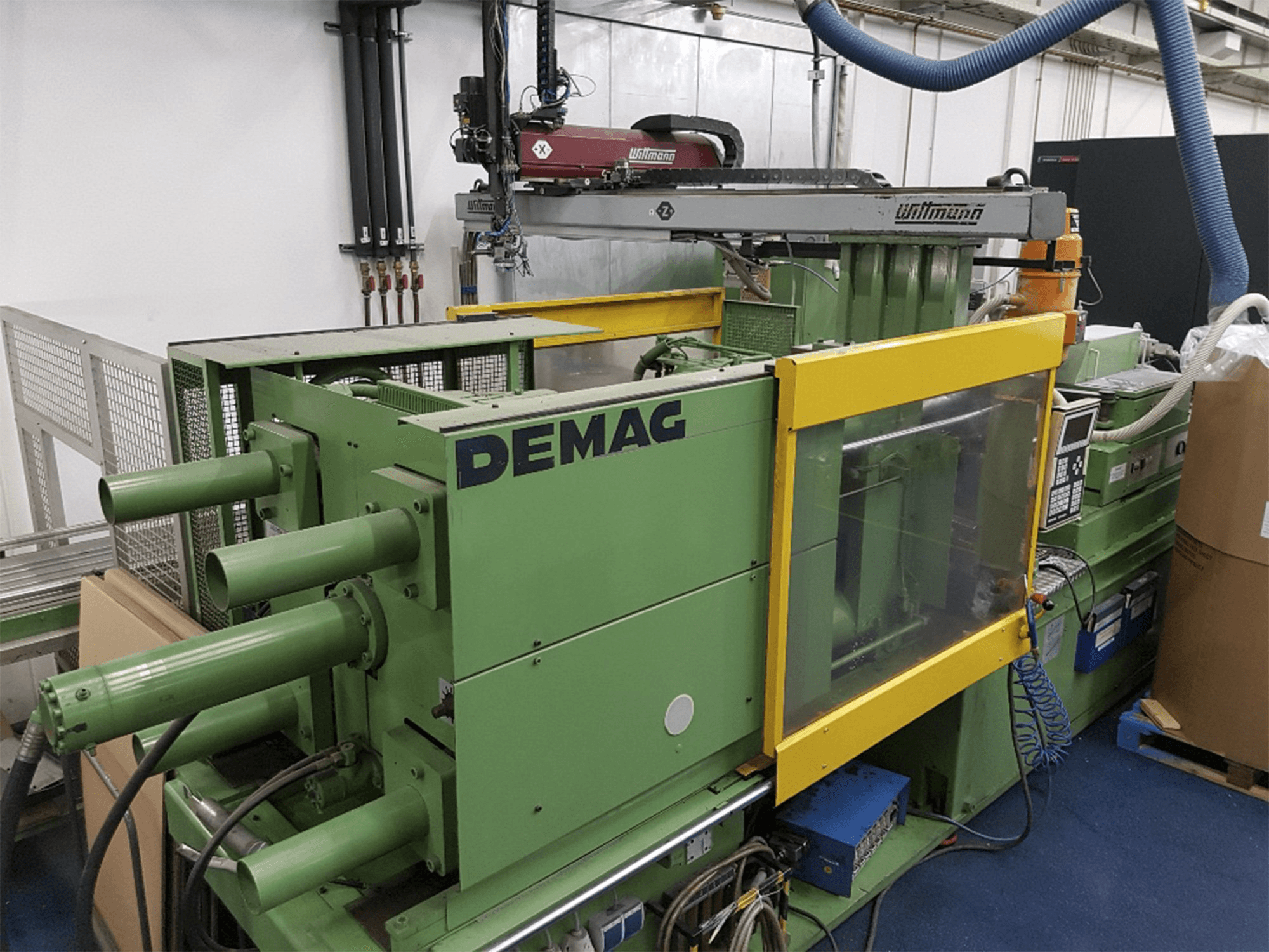 Levý pohled na DEMAG D200-730 NCIII stroj