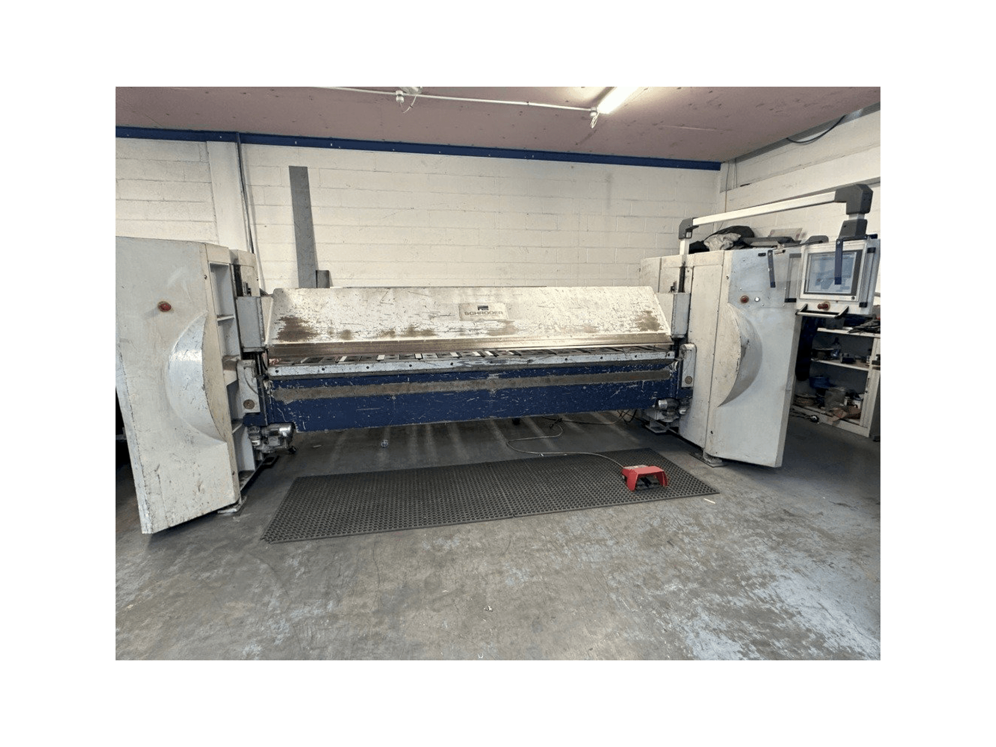 Čelní pohled na SCHRODER SPB 3200/3.0 stroj