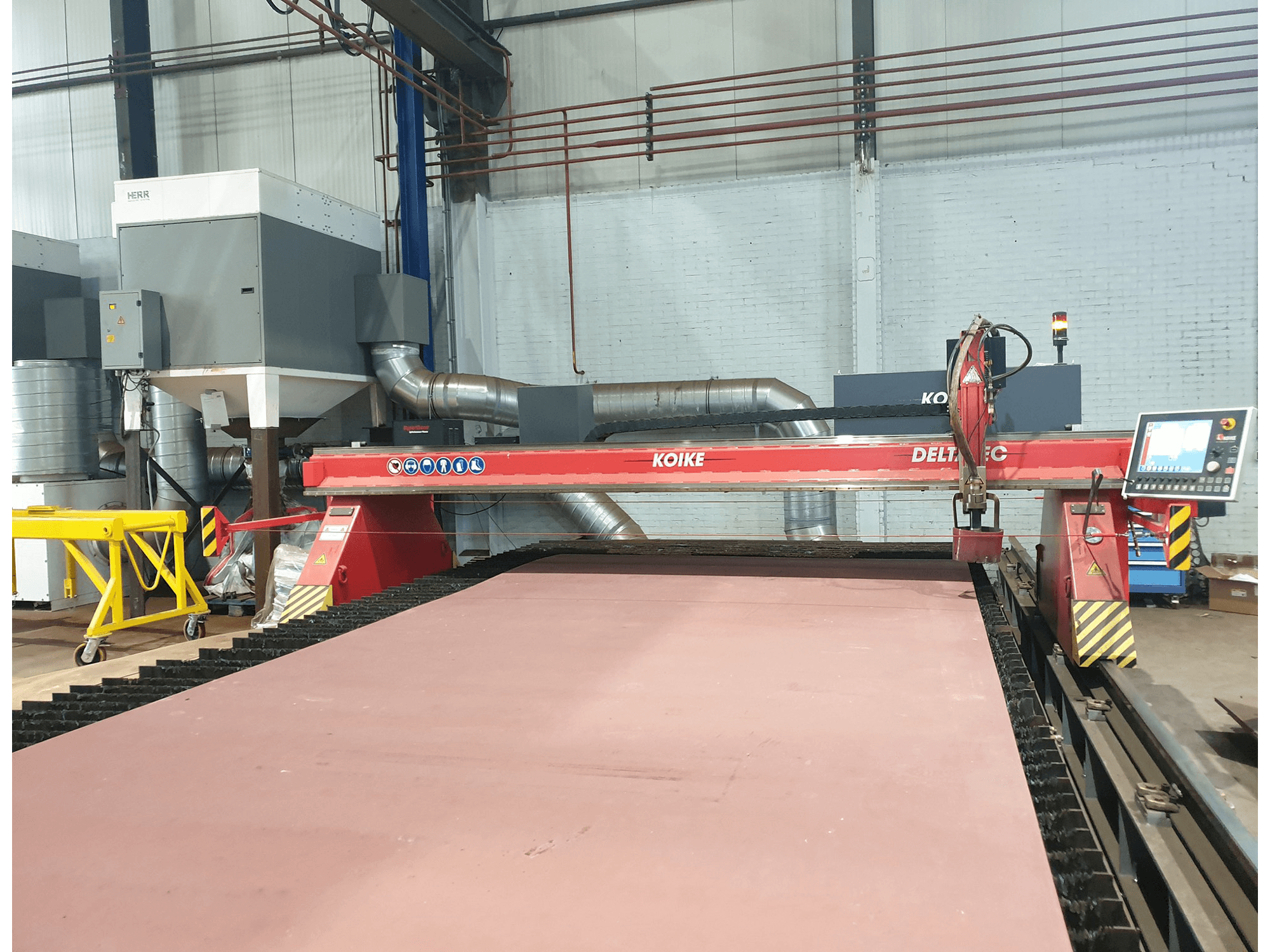 Čelní pohled na KOIKE DELTATEC 4000 stroj