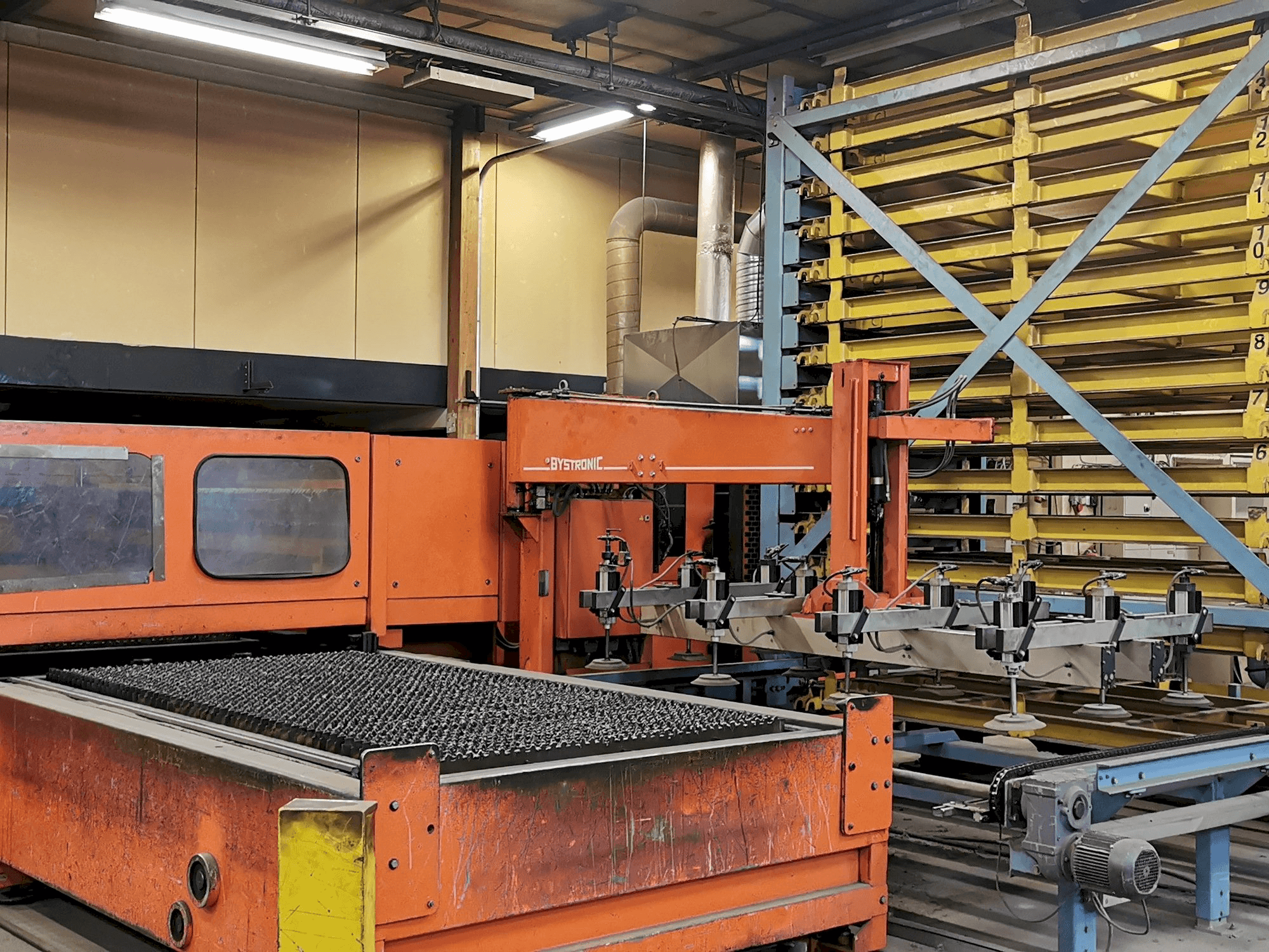 Čelní pohled na Bystronic BTL 3500 stroj