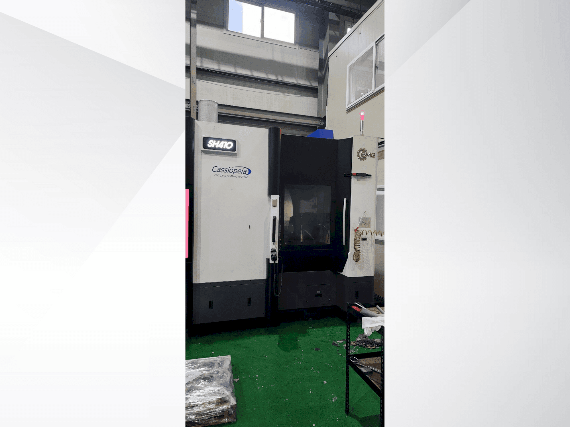 Čelní pohled na SMG SH410 stroj