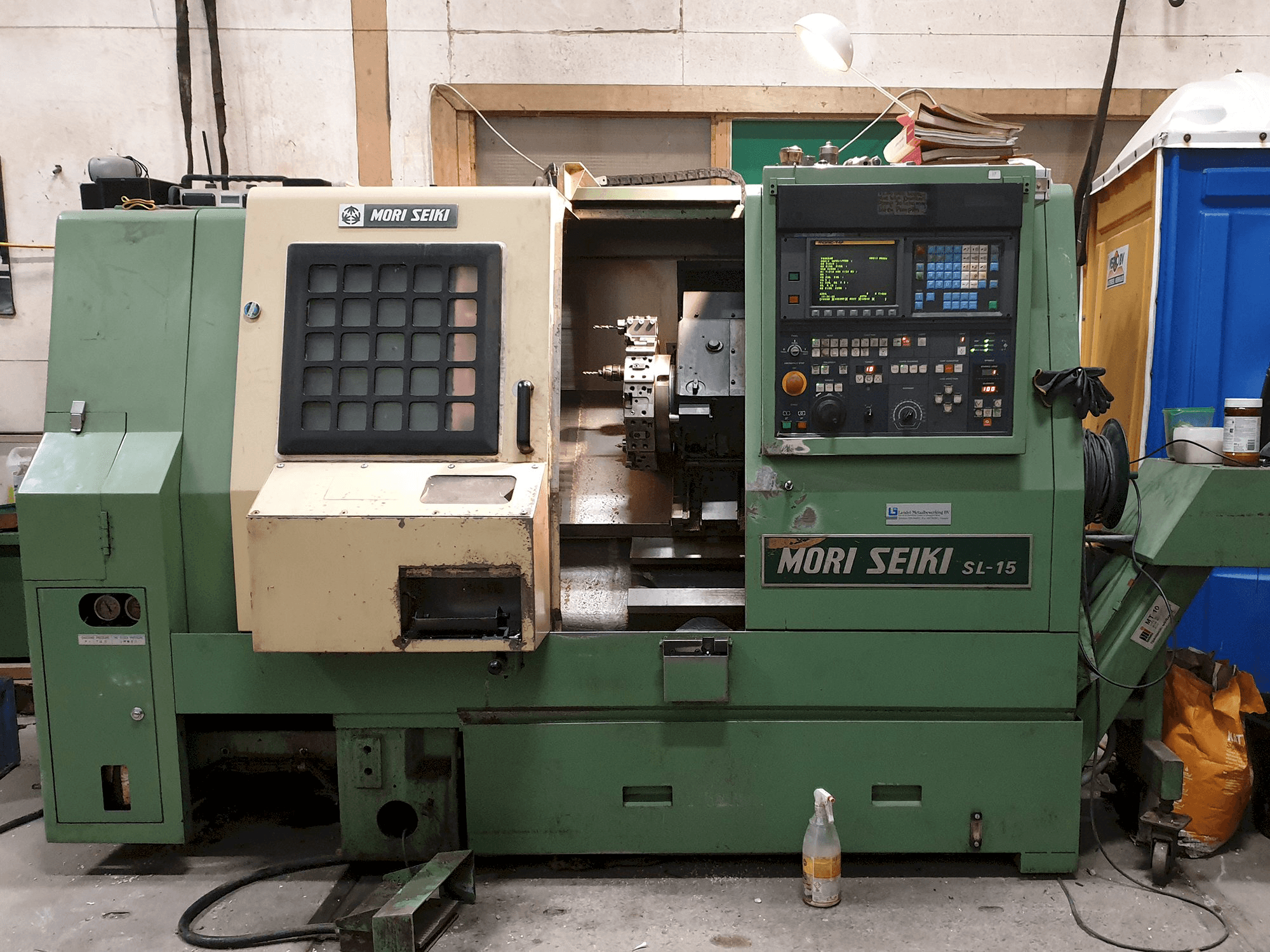 Čelní pohled na MORI SEIKI SL-15 stroj
