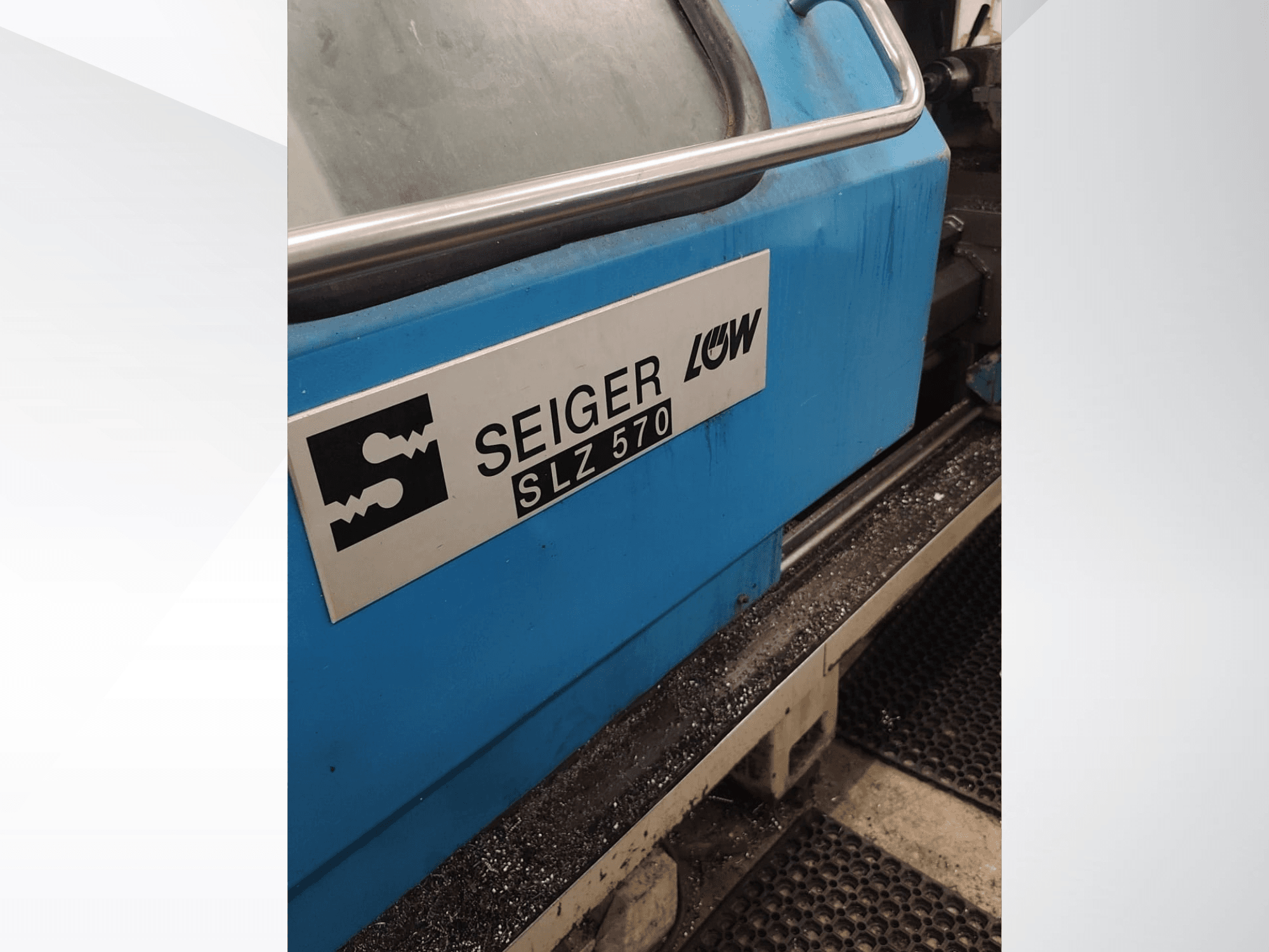 Detailní boční pohled na soustruh SEIGER SLZ570 s modrým povrchem a logem, na kterém jsou vidět ovládací prvky stroje.