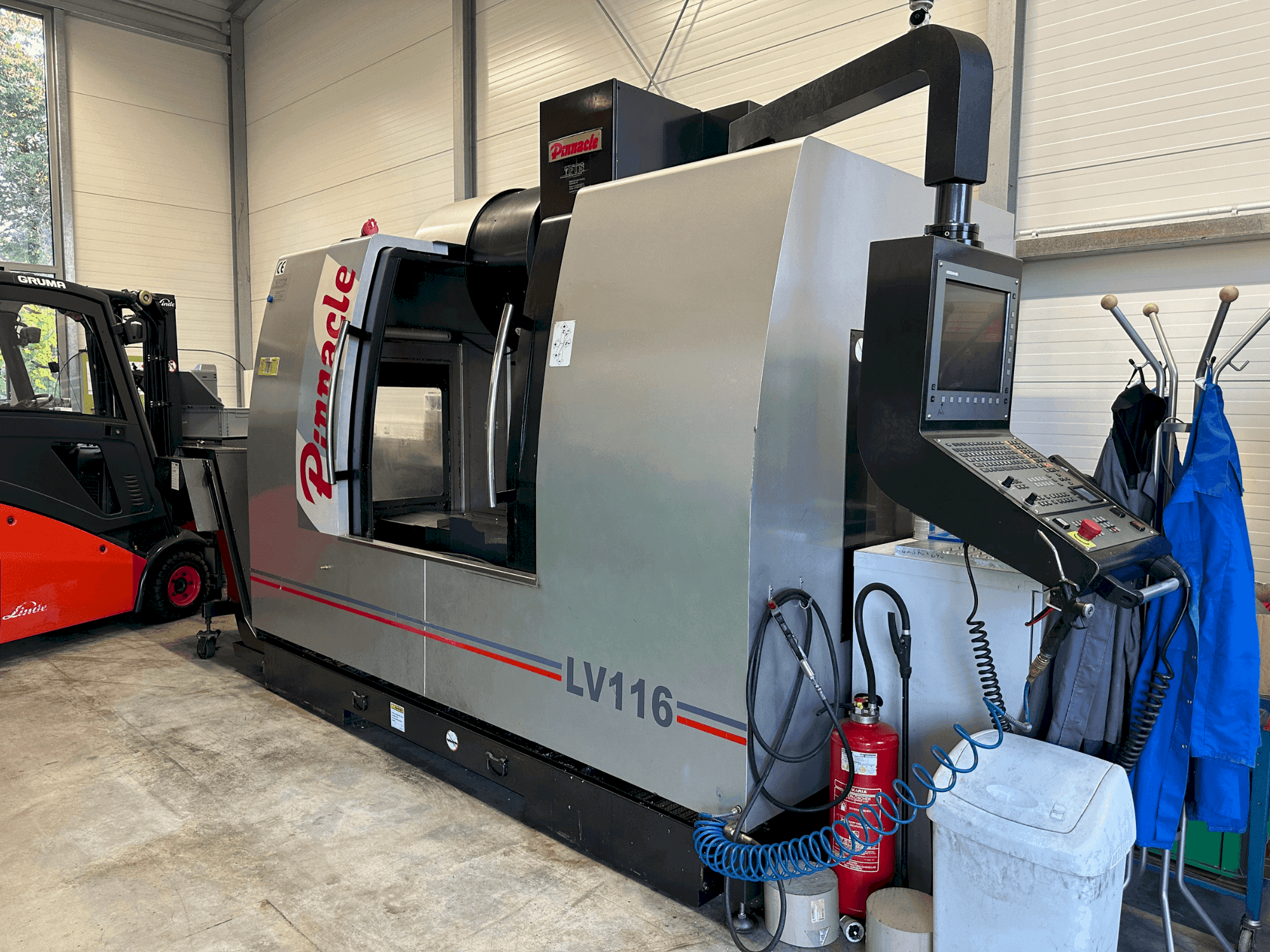 Čelní pohled na Pinnacle LV116 stroj