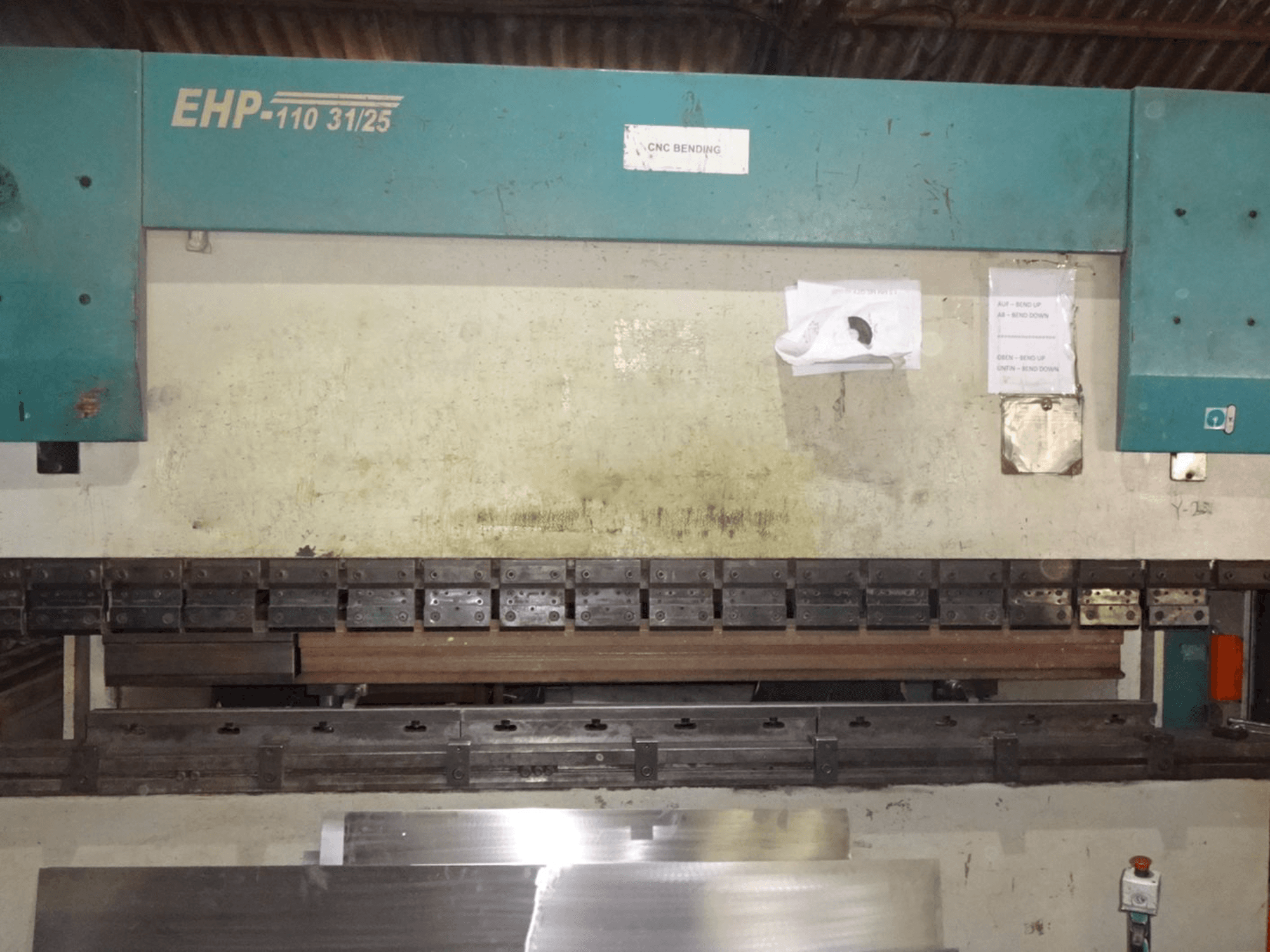 Čelní pohled na Hindustan Hydraulics EHP 110 stroj