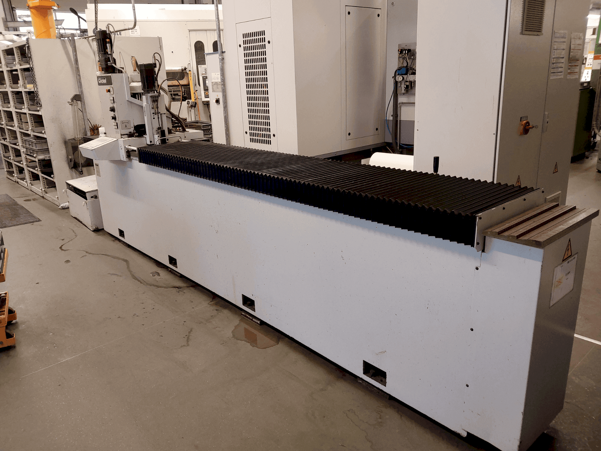 Čelní pohled na GÖCKEL G50 elTrob stroj