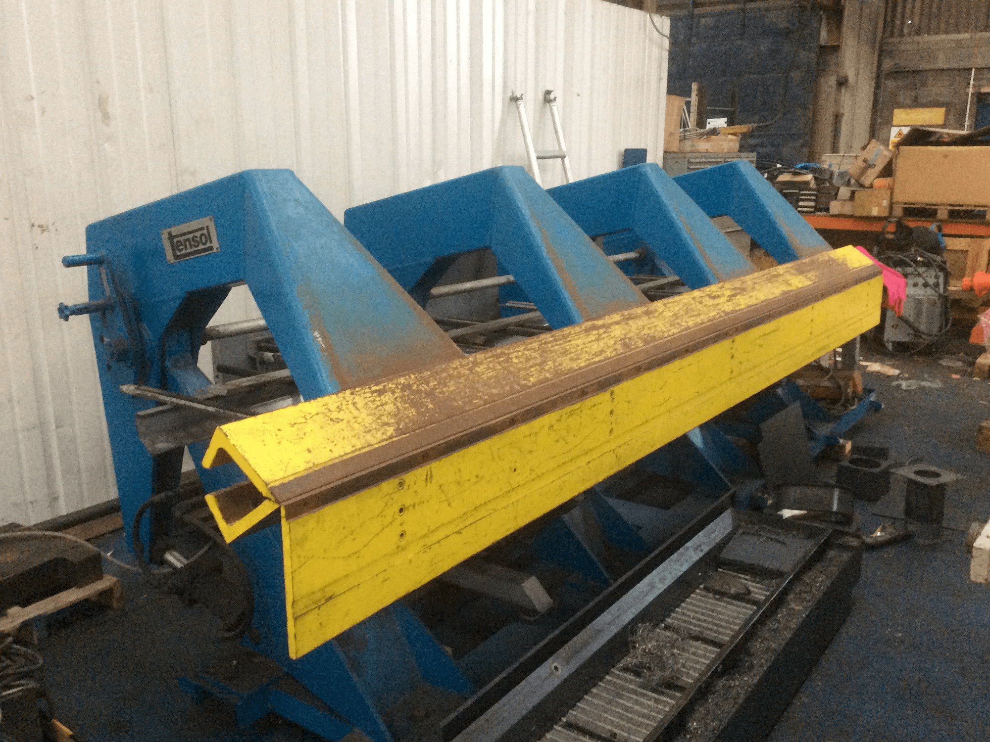 Čelní pohled na Tensol P200-4 stroj