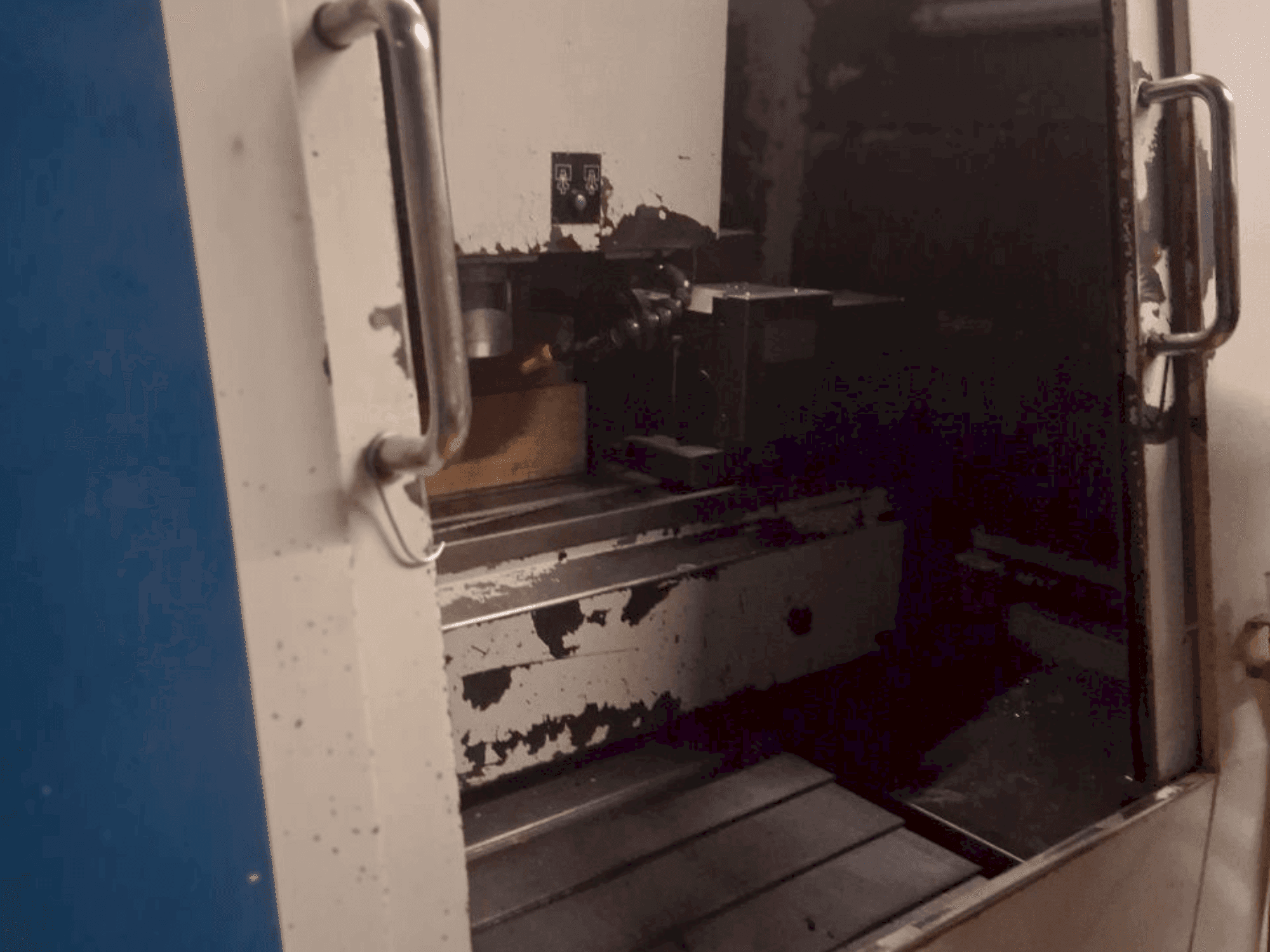 Čelní pohled na Hurco BMC 30HT/M stroj