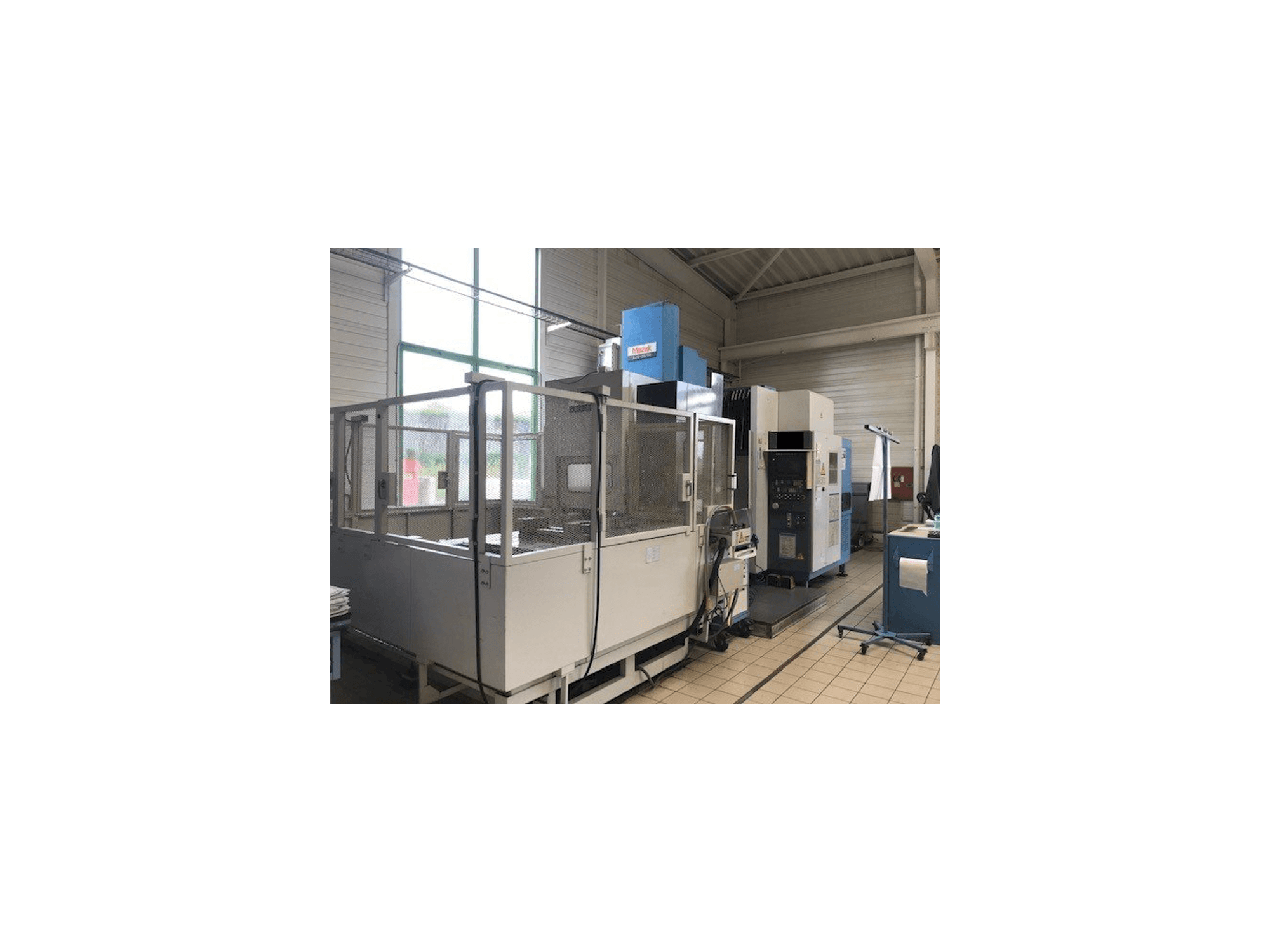 Čelní pohled na Mazak AJV 65 stroj