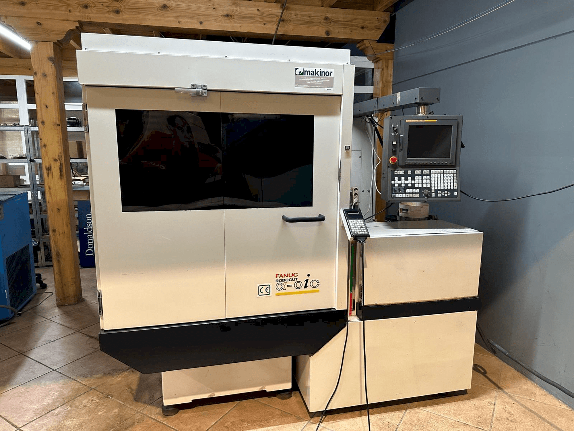 Čelní pohled na FANUC Robocut Alpha-0iC stroj