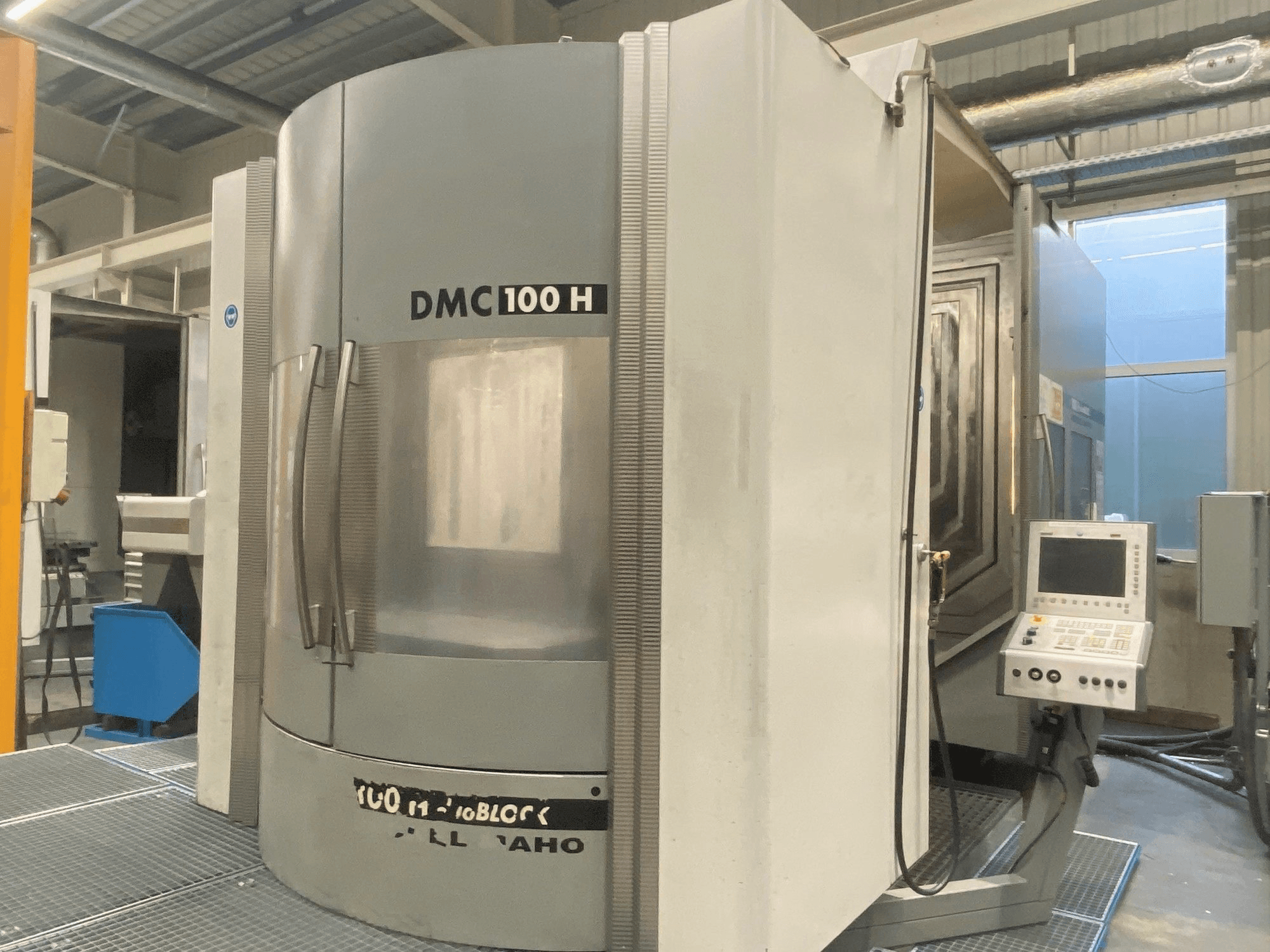 Čelní pohled na DECKEL MAHO DMC 100H duoBLOCK stroj