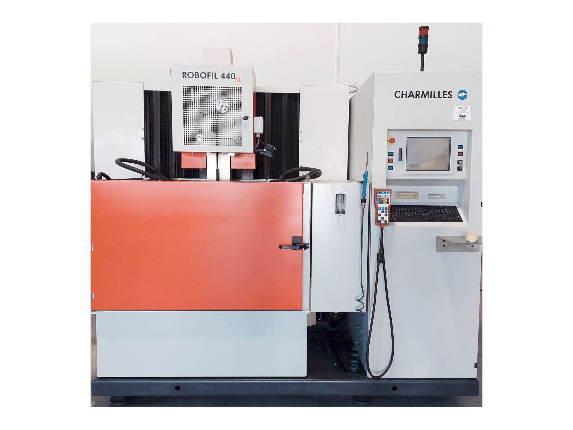 Čelní pohled na CHARMILLES ROBOFIL 440SL stroj