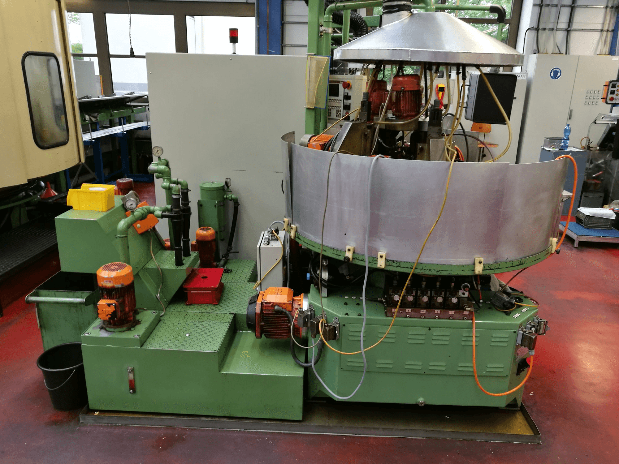 Čelní pohled na RIS-INGOLD Rismatic 151LN-12 stroj