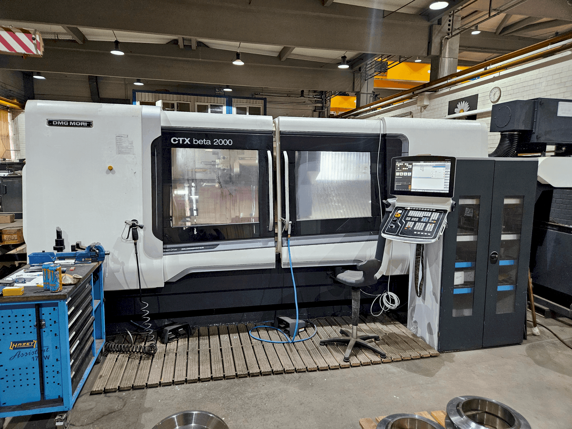 Čelní pohled na DMG MORI CTX beta 2000 stroj