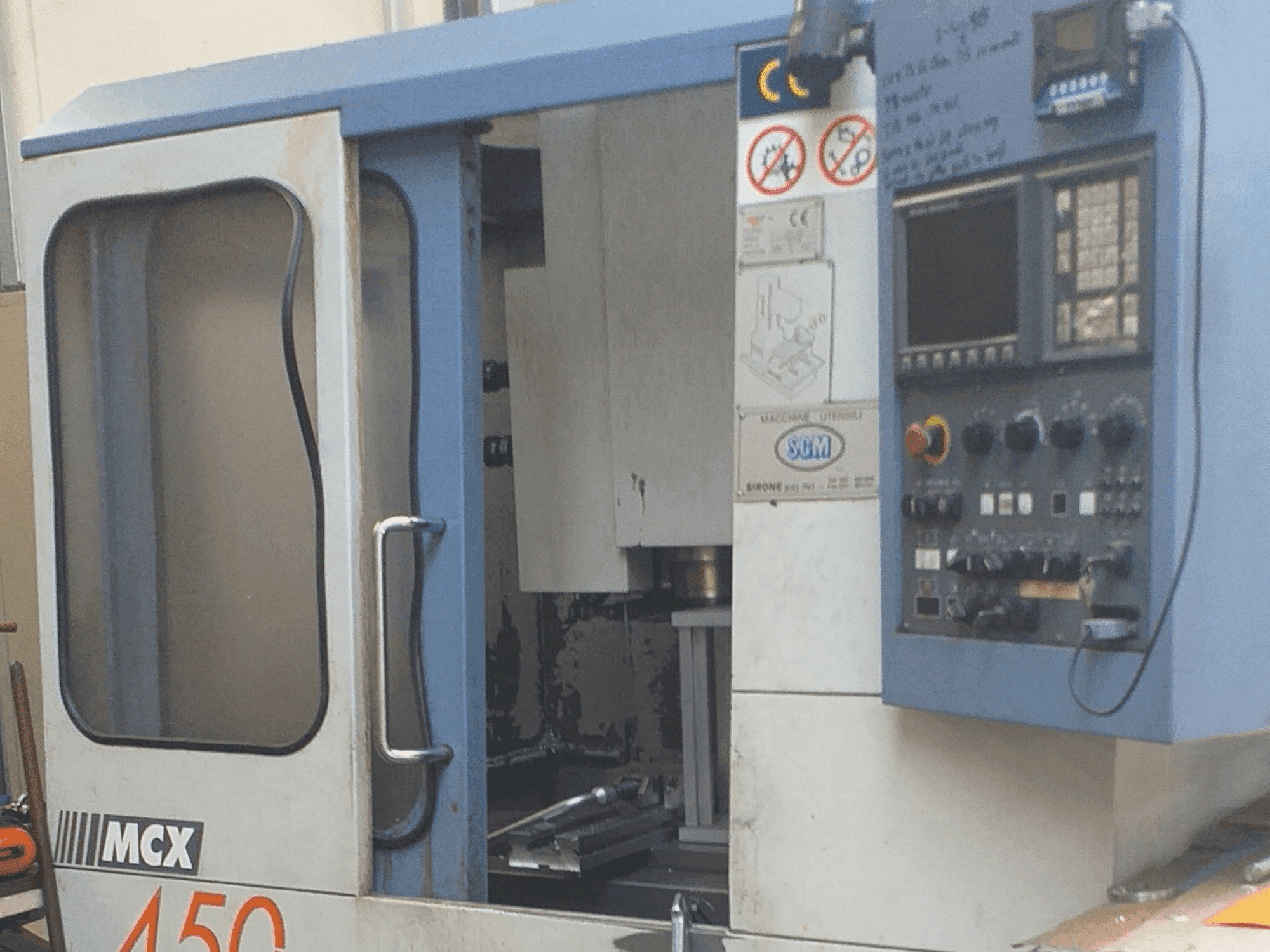 Čelní pohled na FAMUP MCX 450 stroj