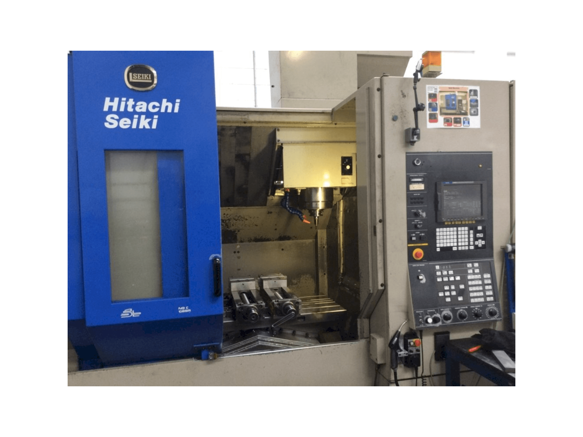 Čelní pohled na HITACHI SEIKI VS50 stroj