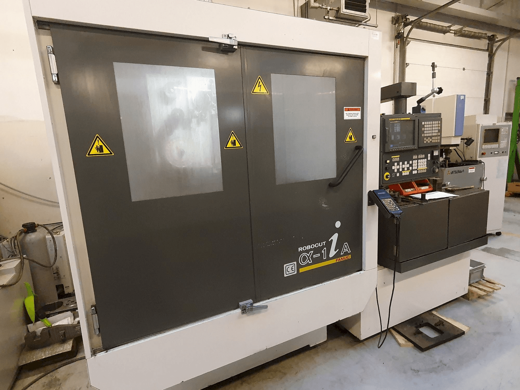 Čelní pohled na FANUC Robocut Alpha-1iA stroj
