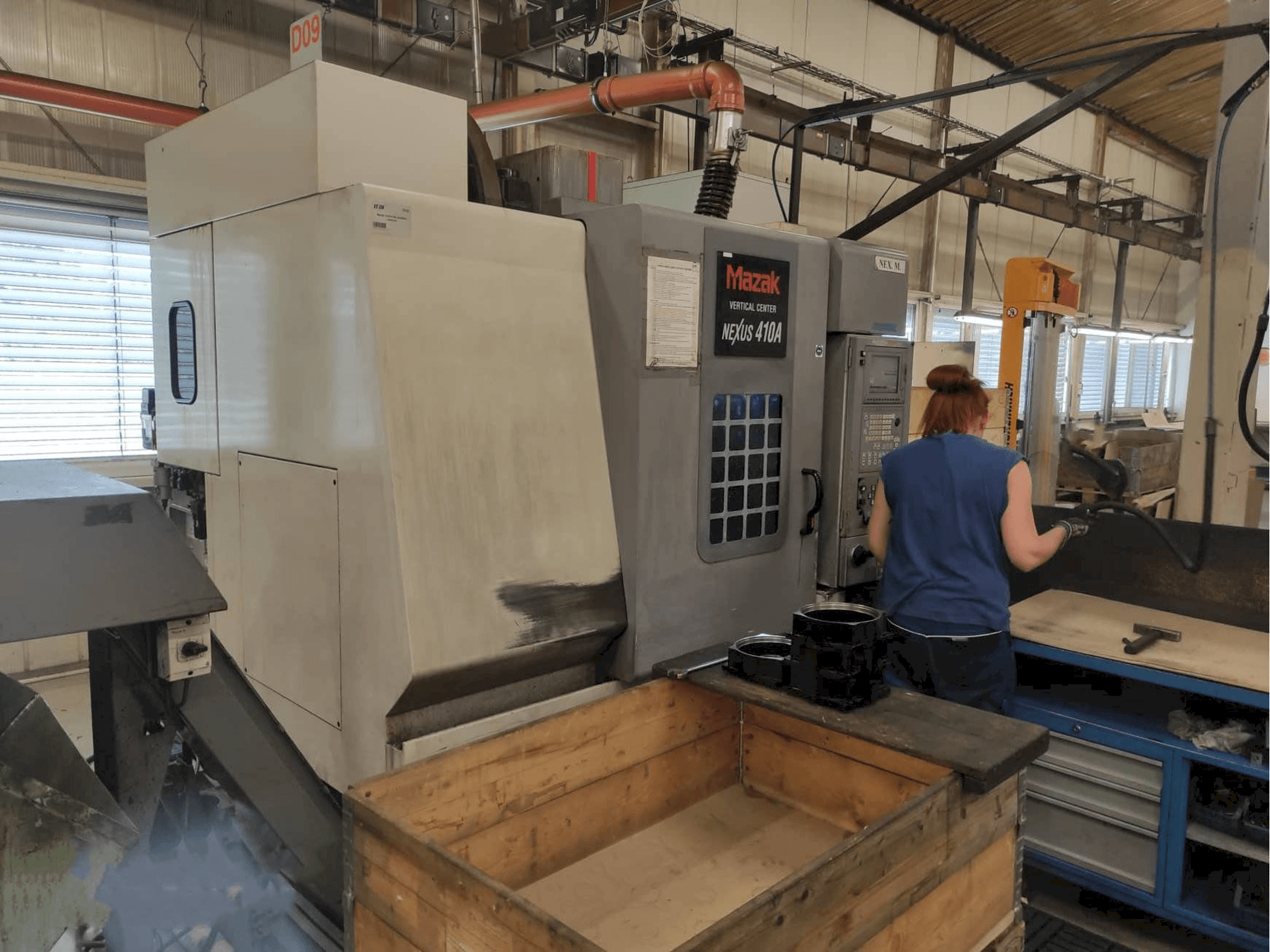 Čelní pohled na Mazak VCN-410A stroj