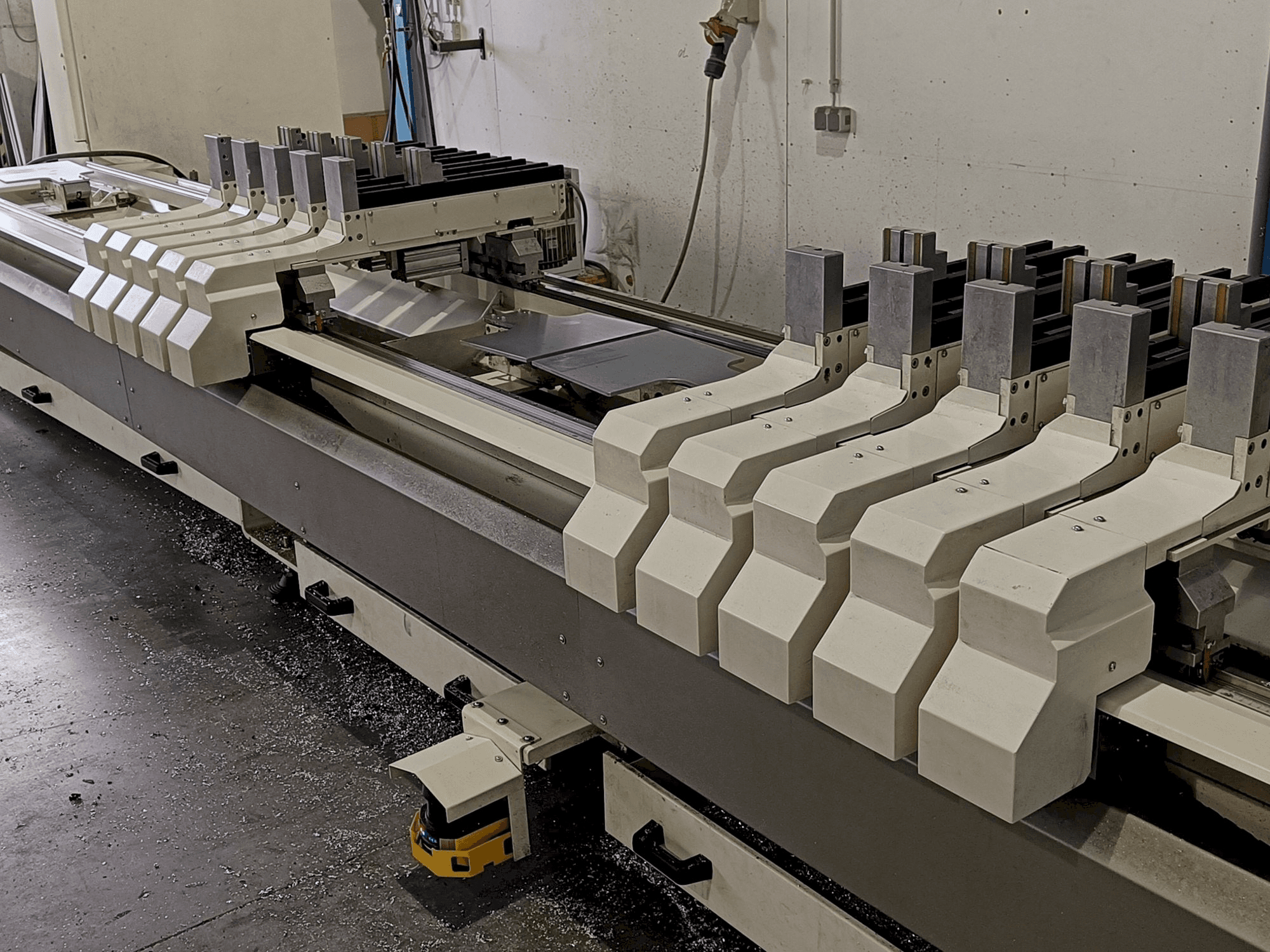 Čelní pohled na MECAL MC 304 Ariel 5 MDT stroj