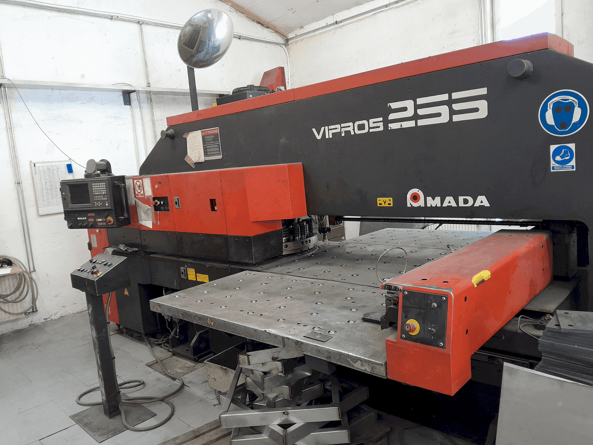 Čelní pohled na AMADA Vipros 255 stroj