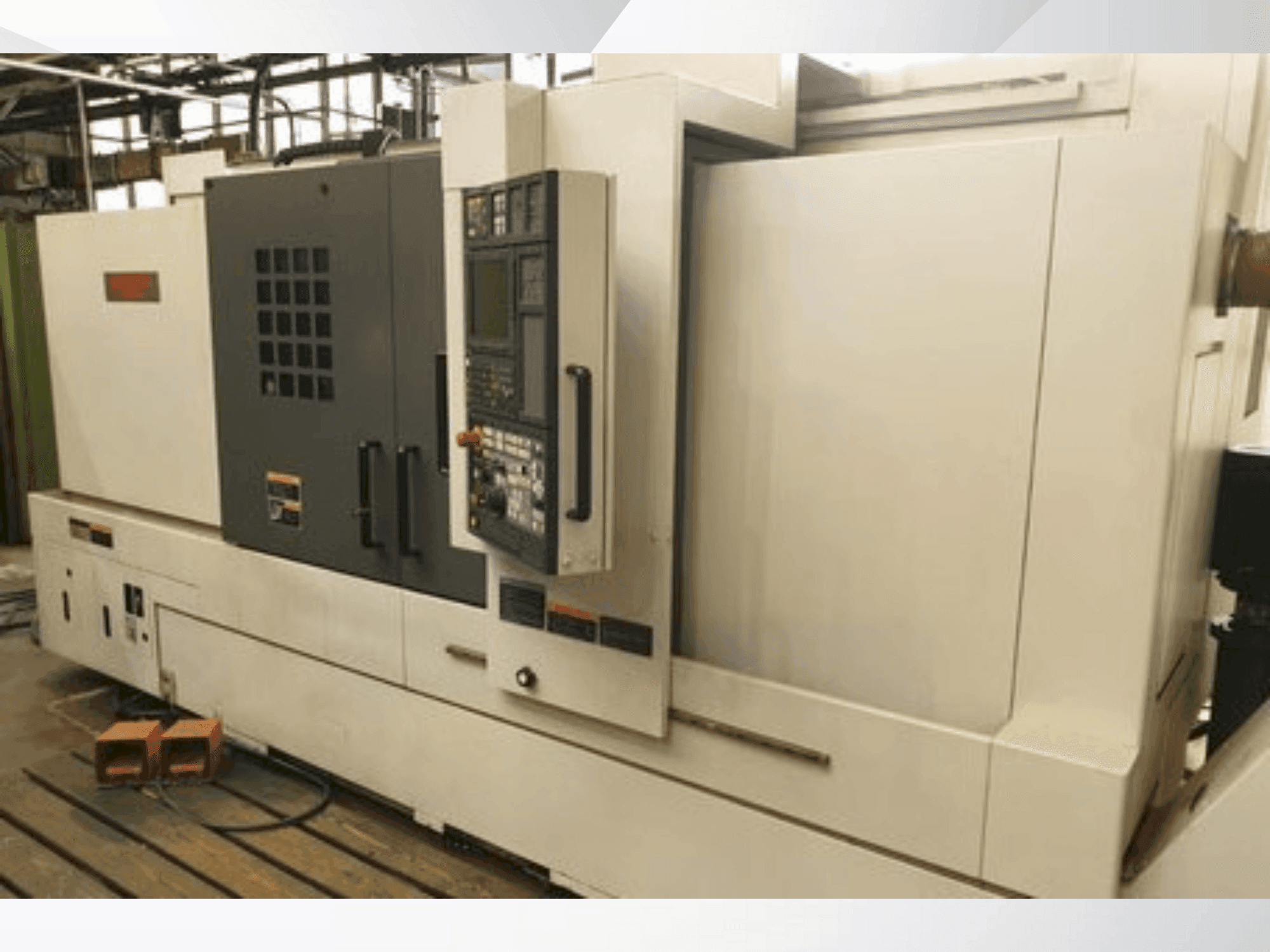 Čelní pohled na MORI SEIKI NL2500MC stroj